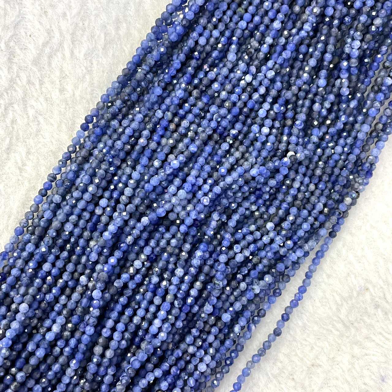 โซดาไลท์ สีเข้ม (Dark Sodalite) 2 mm เจียเหลี่ยม เส้นยาว