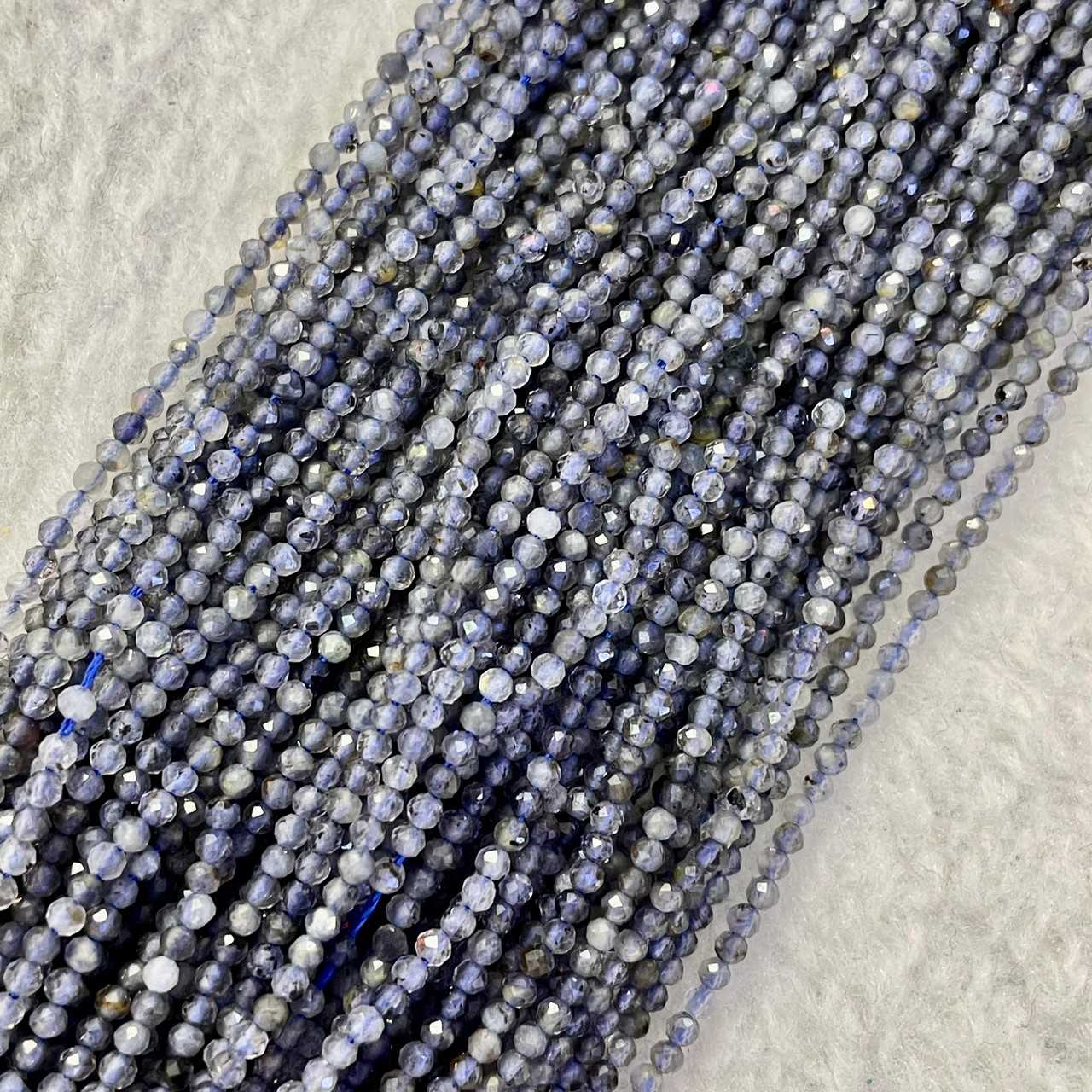 ไอโอไลท์ (Iolite) 2 mm เจียเหลี่ยม เส้นยาว