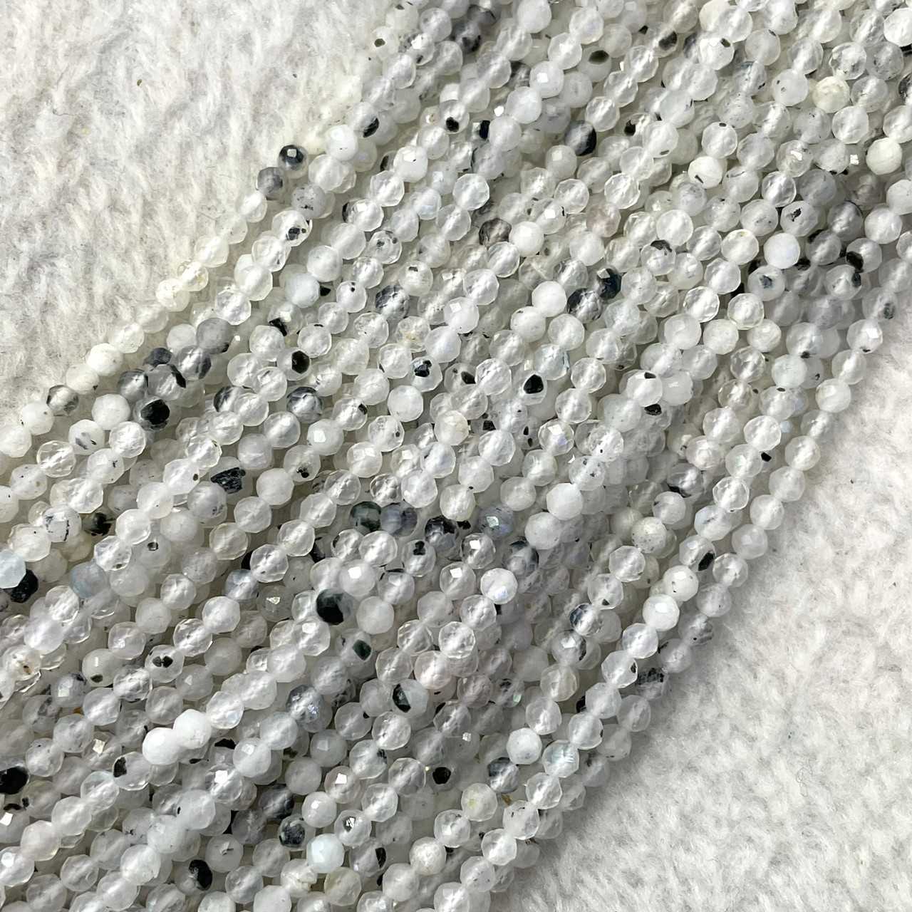 แก้วขนเหล็ก / ไหมดำ (Black Rutilated) 3 mm เจียเหลี่ยม เส้นยาว