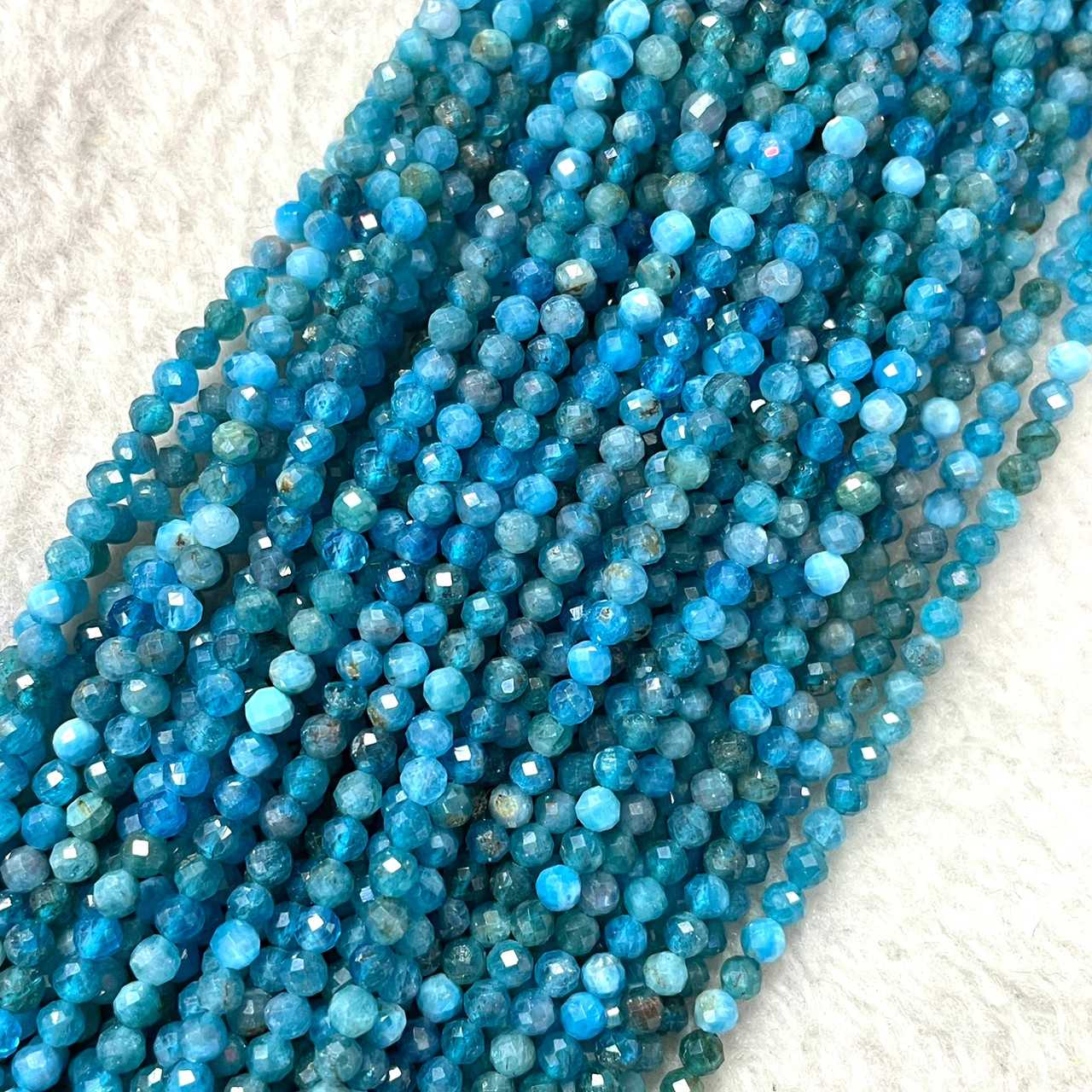 บลูอะพาไทด์ (Blue Apatite) 3 mm เจียเหลี่ยม เส้นยาว