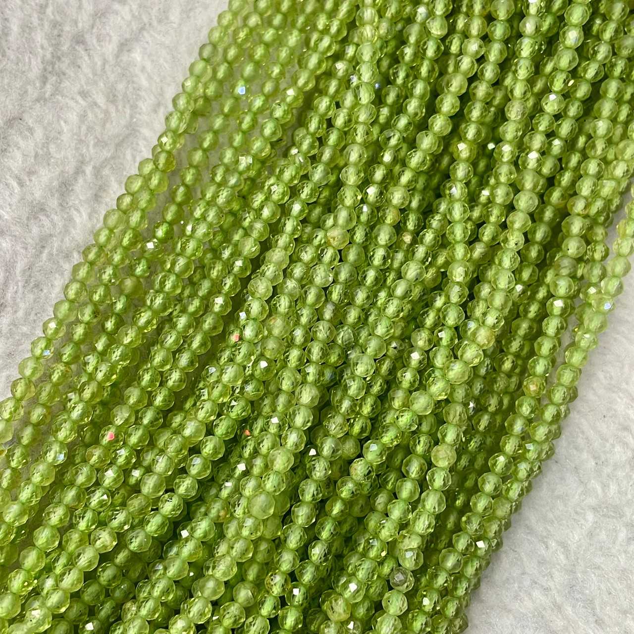 เพอริดอท (Peridot) 3 mm เจียเหลี่ยม เส้นยาว
