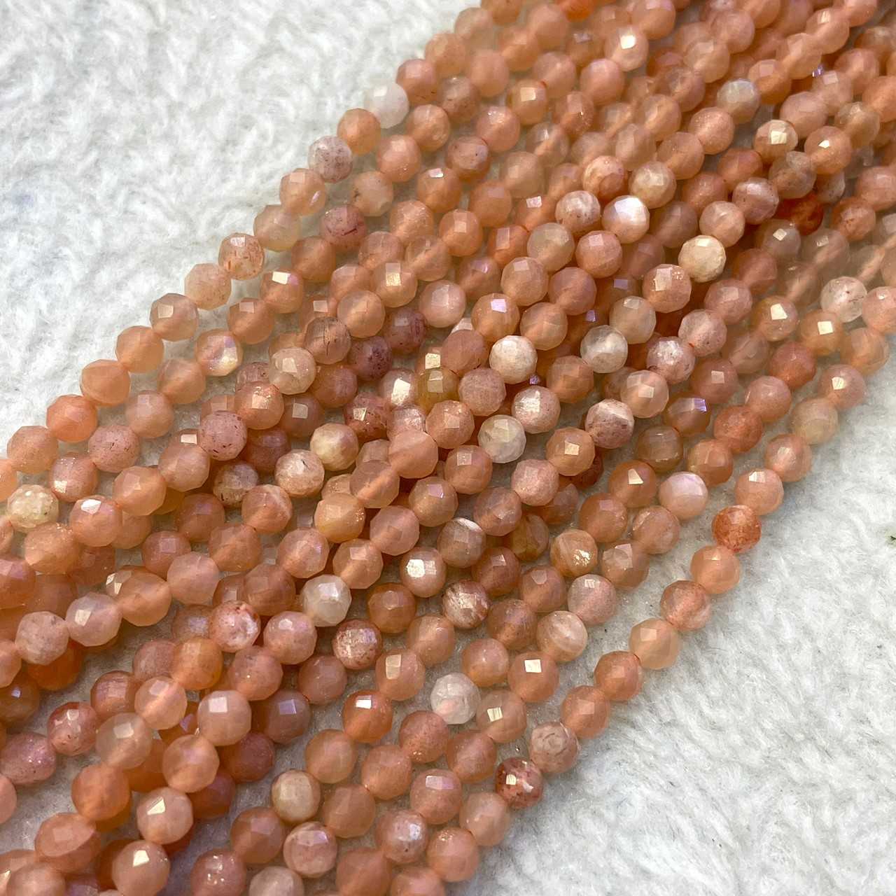 ซันสโตน สีนู๊ด (Sunstone) 4 mm เจียเหลี่ยม เส้นยาว