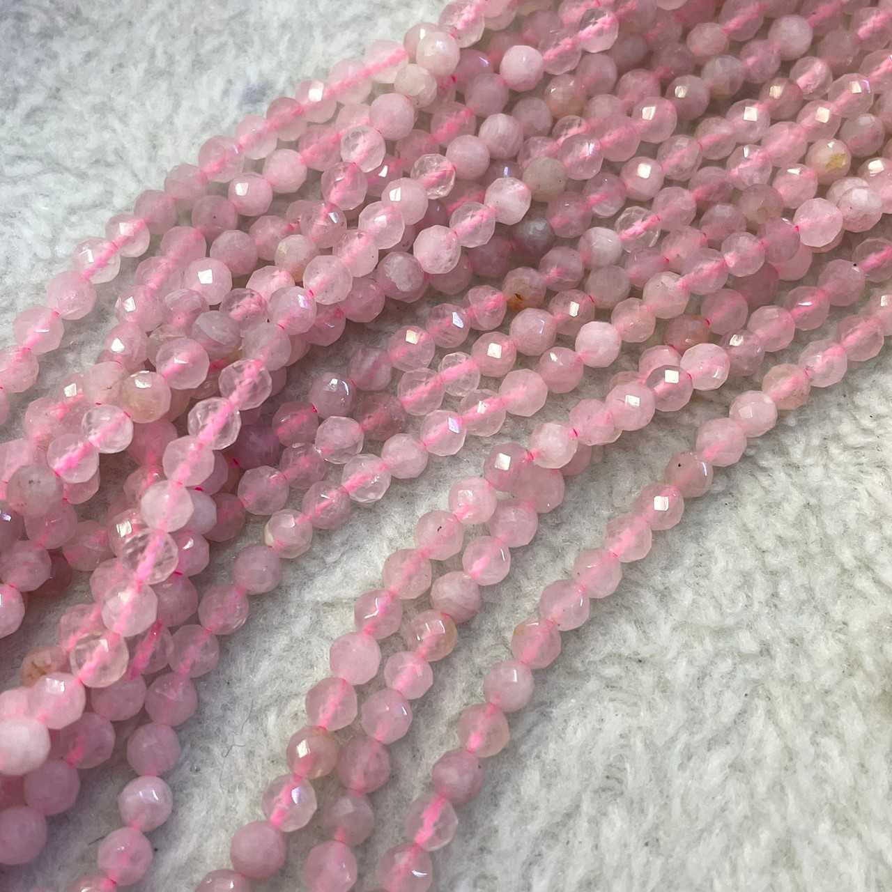 โรสควอตซ์ (Rose Quartz) 4 mm เจียเหลี่ยม เส้นยาว