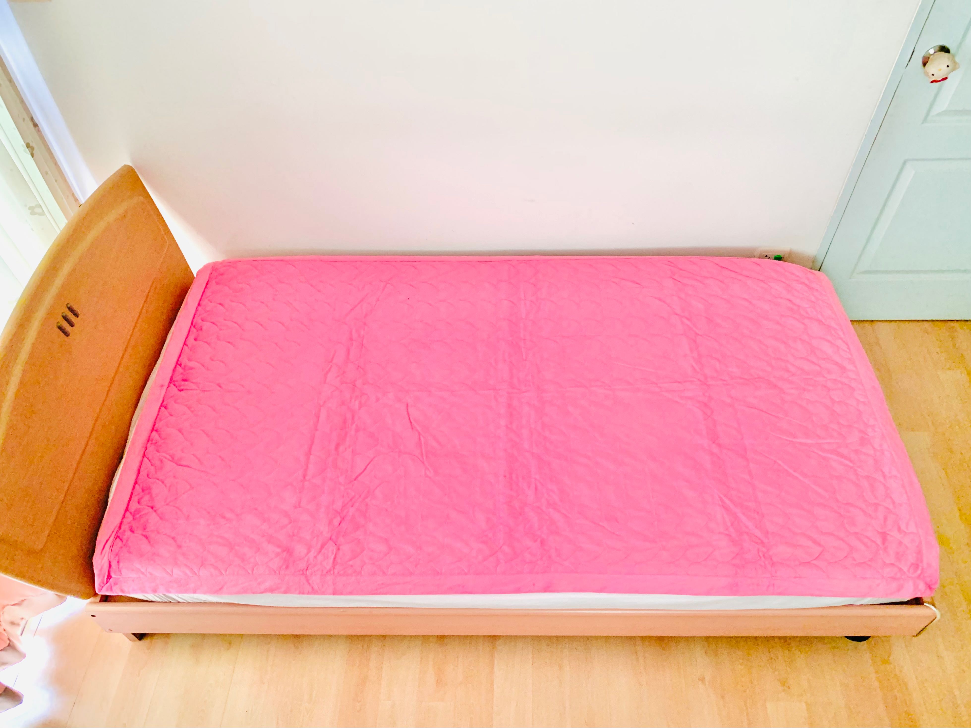 ผ้าปูรองนอน (แบบบาง) ขนาด 3.5ฟุต สีชมพูกำมะหยี่ปักลายหัวใจ ยี่ห้อ Preen room (สภาพใหม่)