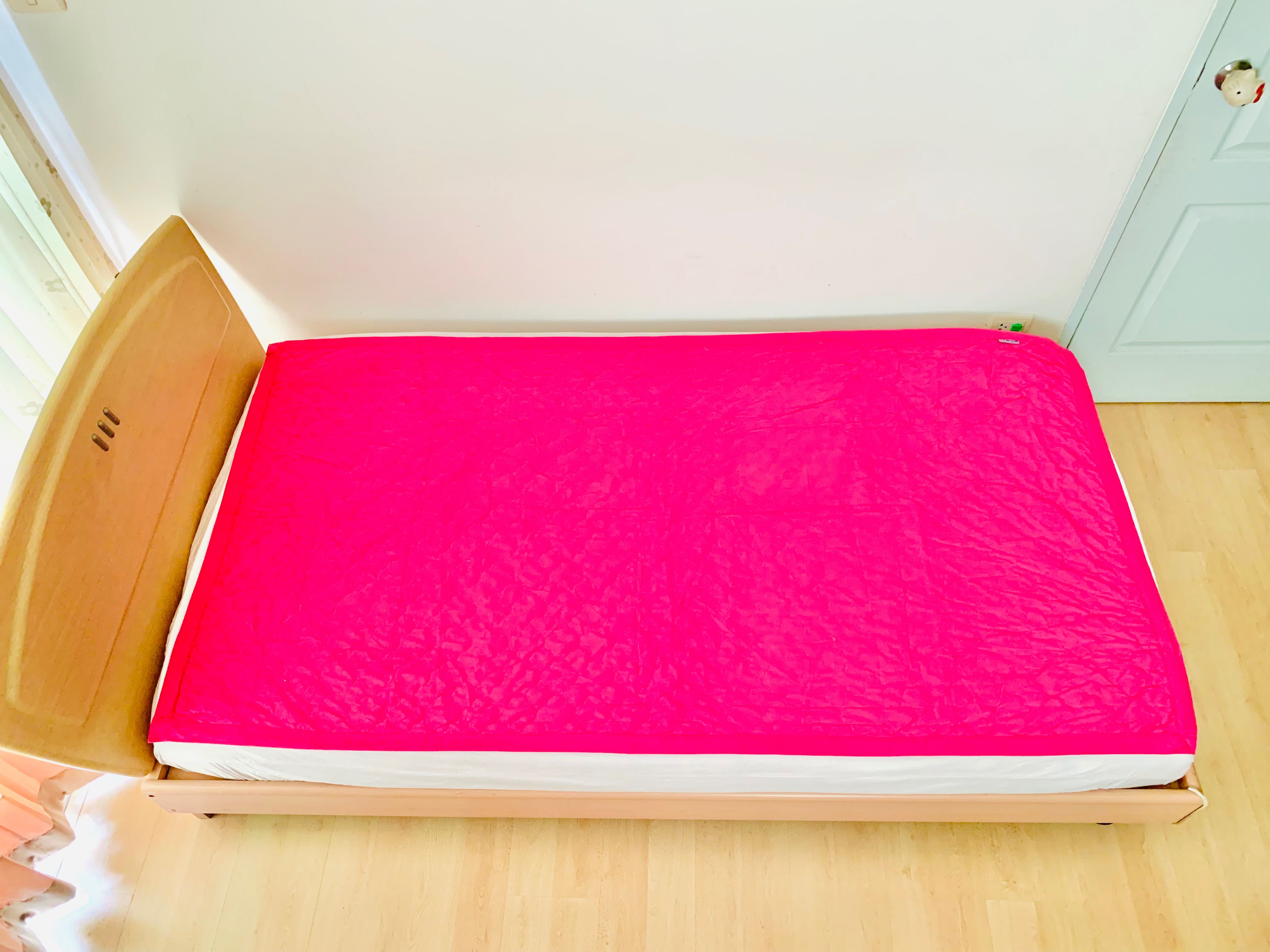 ผ้าปูรองนอน (แบบบาง) ขนาด 3.5ฟุต สีชมพูบานเย็นกำมะหยี่ปักลายวินเทจ ยี่ห้อ MICMAC (สภาพใหม่) 
