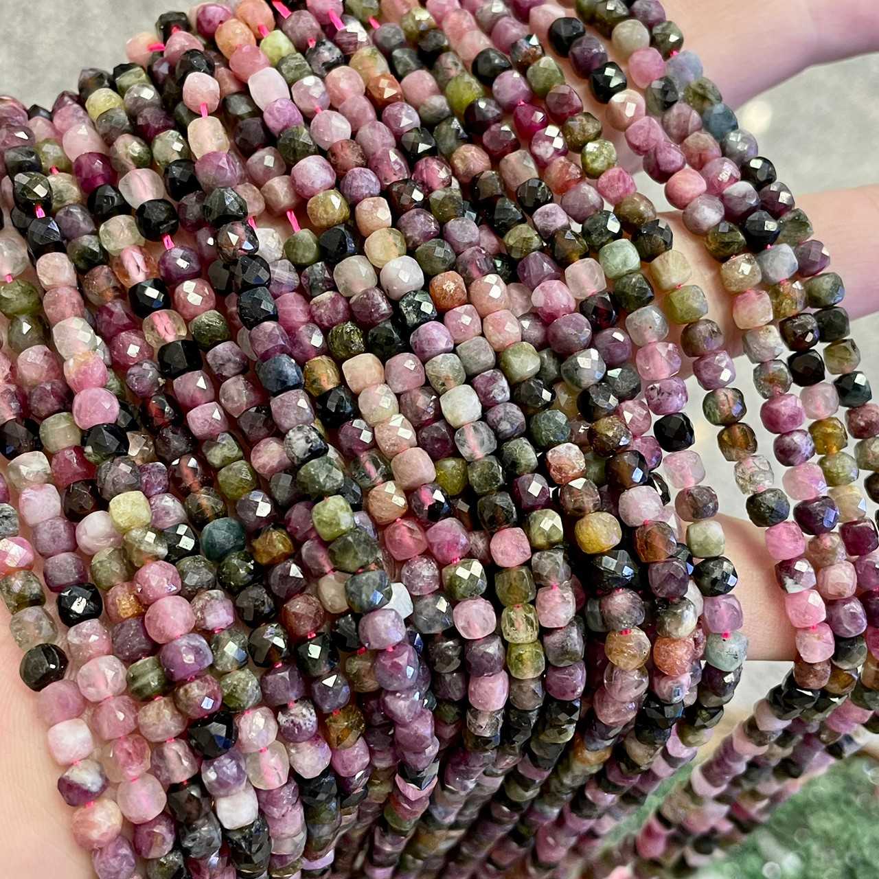 ทัวมารีน รวมสี (Mixed Tourmaline) ทรงลูกบาศก์ ประมาณ 4x4 mm เส้นยาว