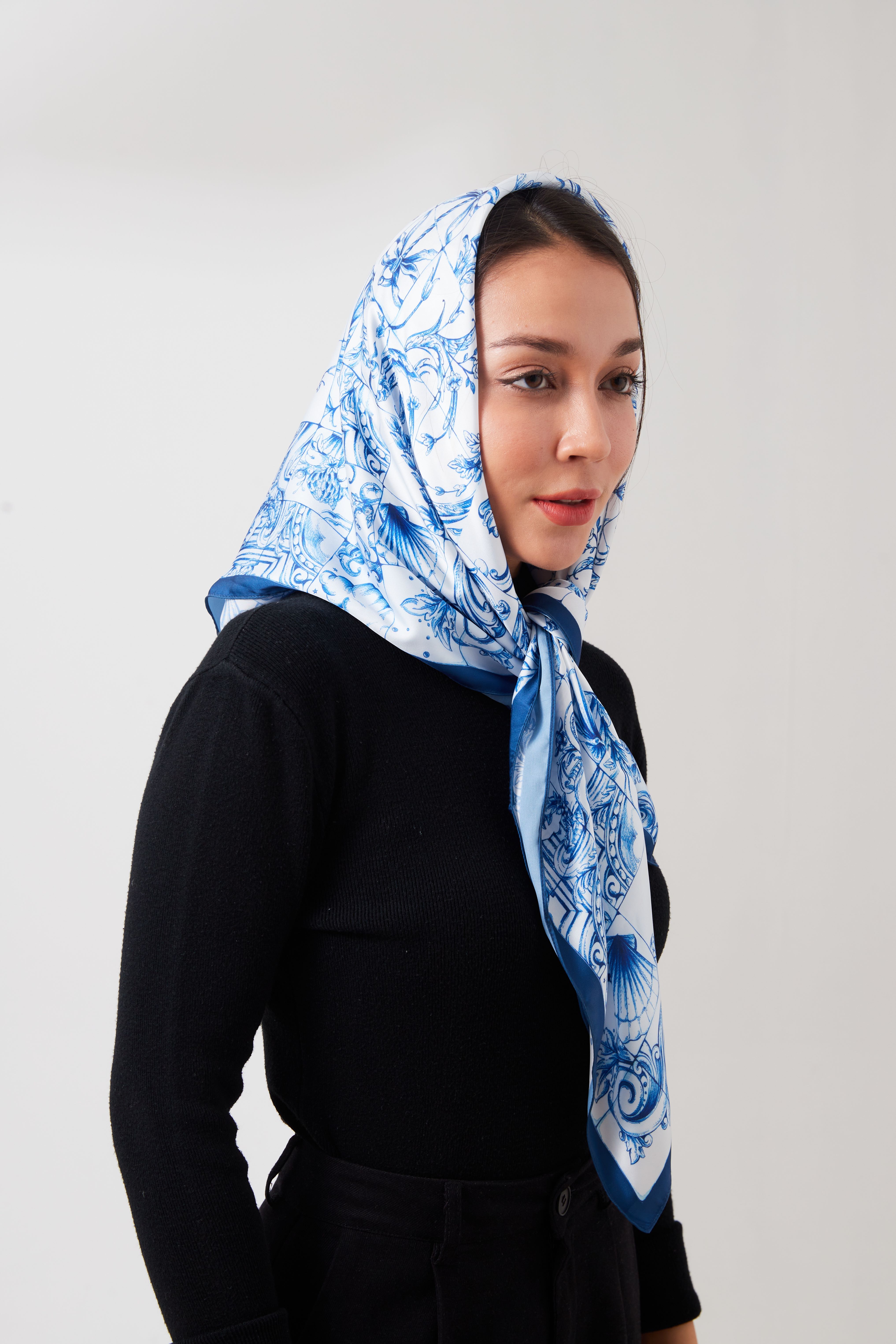 ผ้าพันคอ ผ้าคลุมไหล่ Silk Satin 90x90 cm ลาย La Decouverte