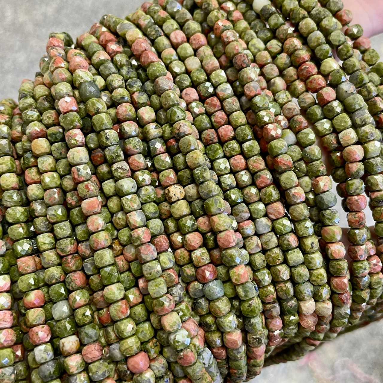 ยูนาไคต์ (Unakite) ทรงลูกบาศก์ ผิวเจียเหลี่ยมเหลี่ยม ขนาด 4x4 mm เส้นยาว