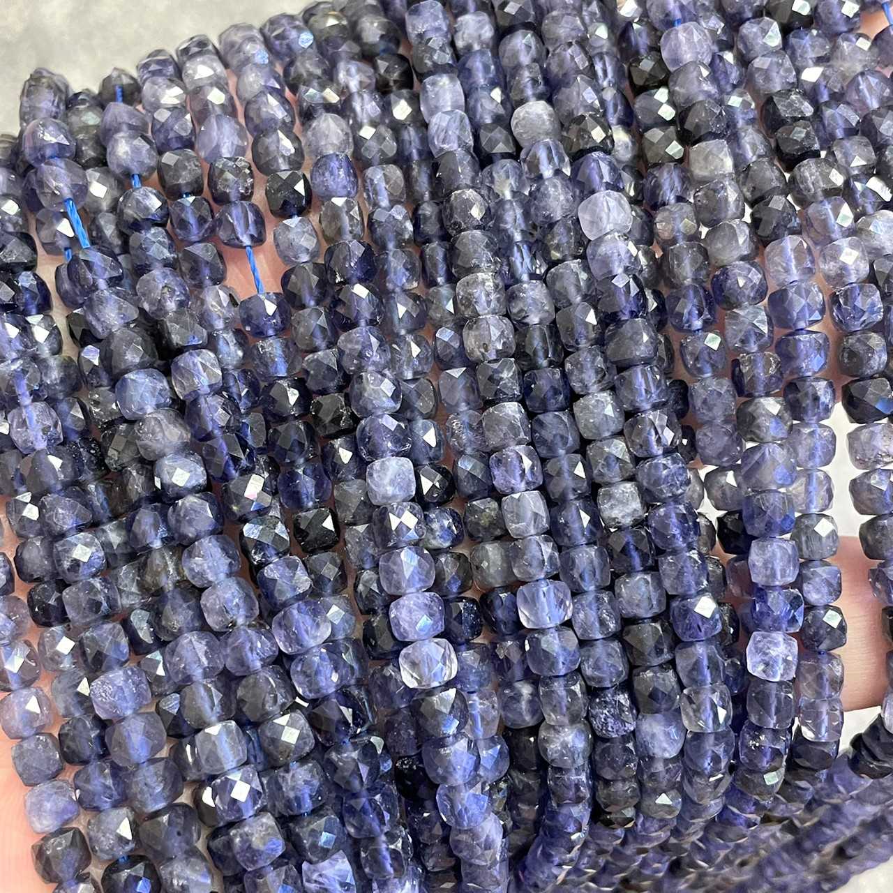 ไอโอไลท์ (Iolite)ทรงลูกบาศก์ ผิวเจียเหลี่ยมเหลี่ยม ขนาด 4x4 mm เส้นยาว