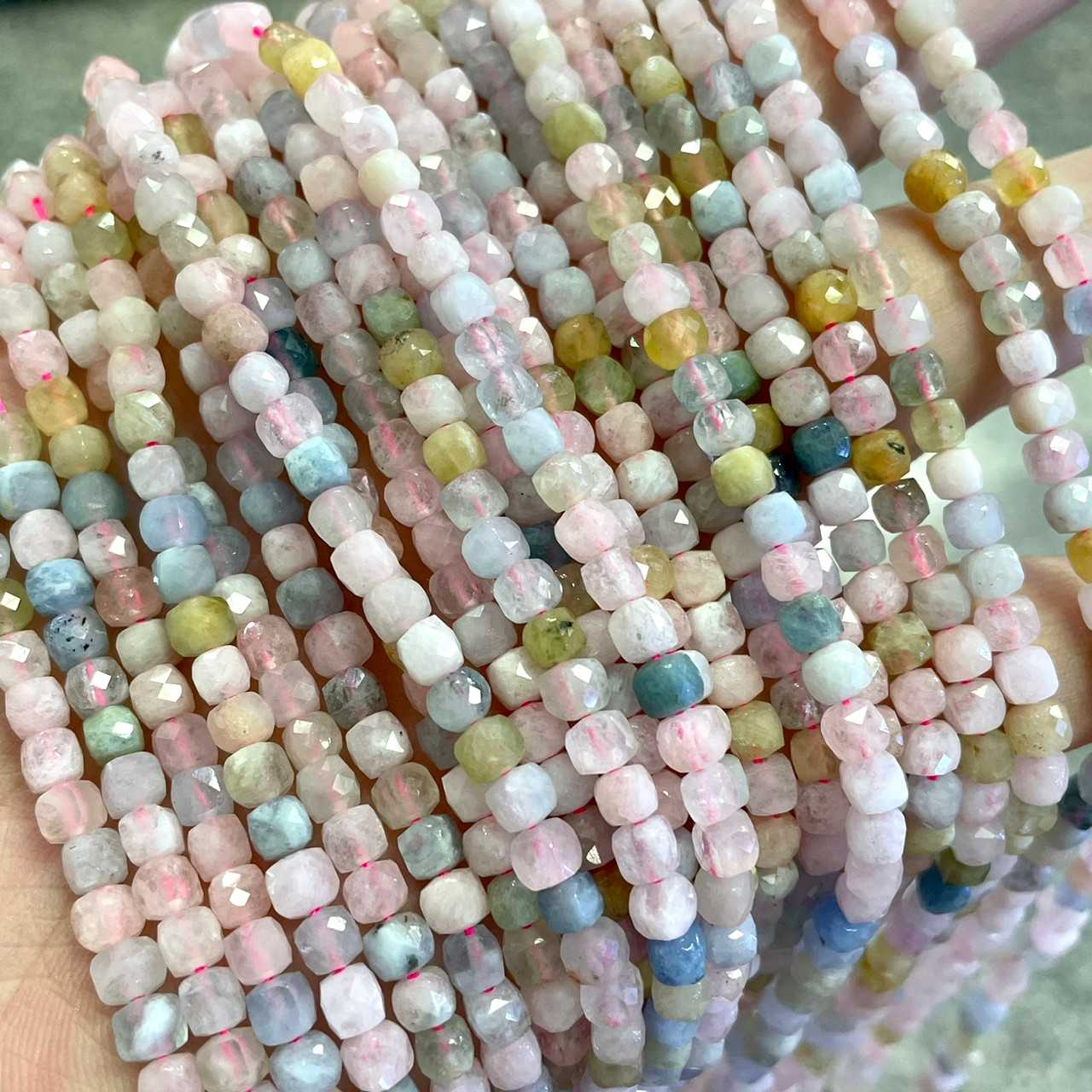 แบริล (Beryl) ทรงลูกบาศก์ ผิวเจียเหลี่ยมเหลี่ยม ขนาด 4x4 mm เส้นยาว