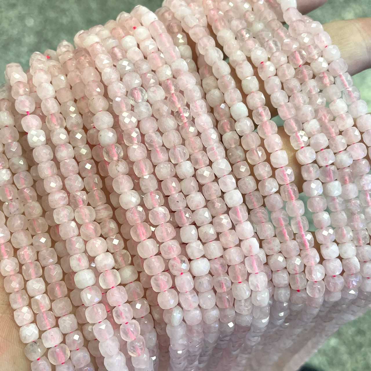 โรสควอตซ์ ทรงลูกบาศก์ (Rose Qaurtz) ประมาณ 4x4 mm เส้นยาว