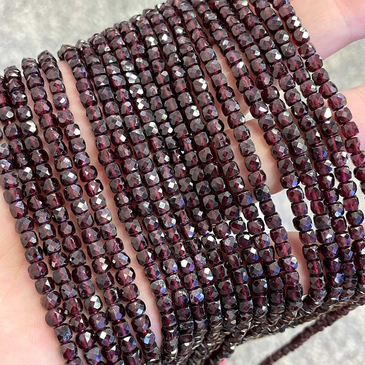 โกเมน สีแดงก่ำ (Garnet) ทรงลูกบาศก์ ประมาณ 4x4 mm เส้นยาว
