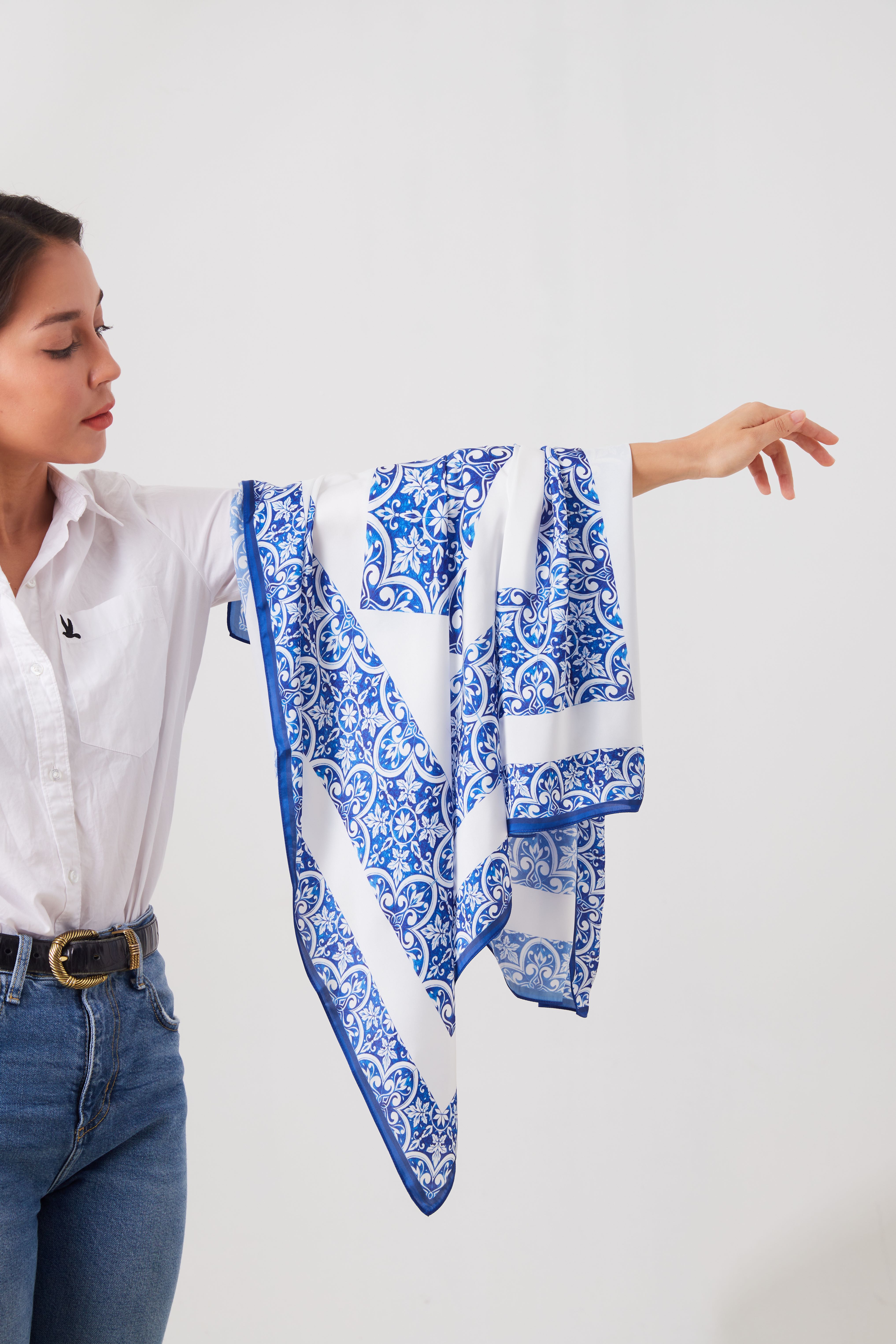 ผ้าพันคอ ผ้าคลุมไหล่ ขนาด 90x90 cm. Silk satin ลาย Porto