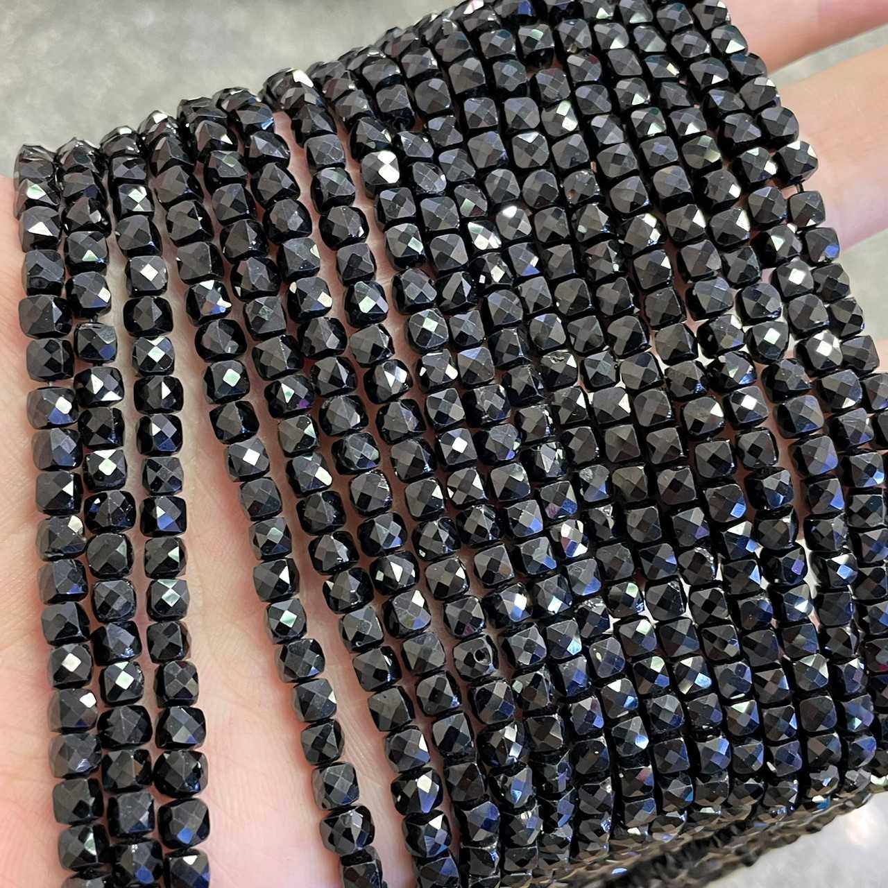 นิล (Onyx) ทรงลูกบาศก์ เจียเหลี่ยม ขนาด 4x4 mm เส้นยาว