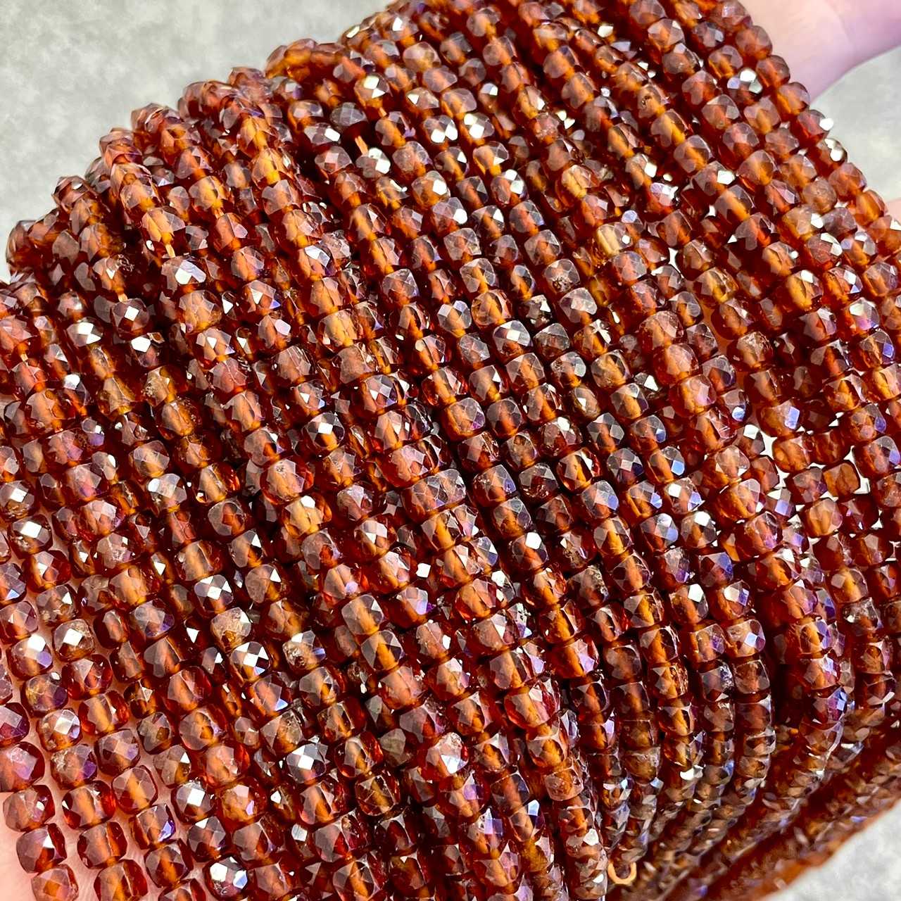 คาเนเลี่ยน (Carnelian) ทรงลูกบาศก์ ประมาณ 4x4 mm เส้นยาว