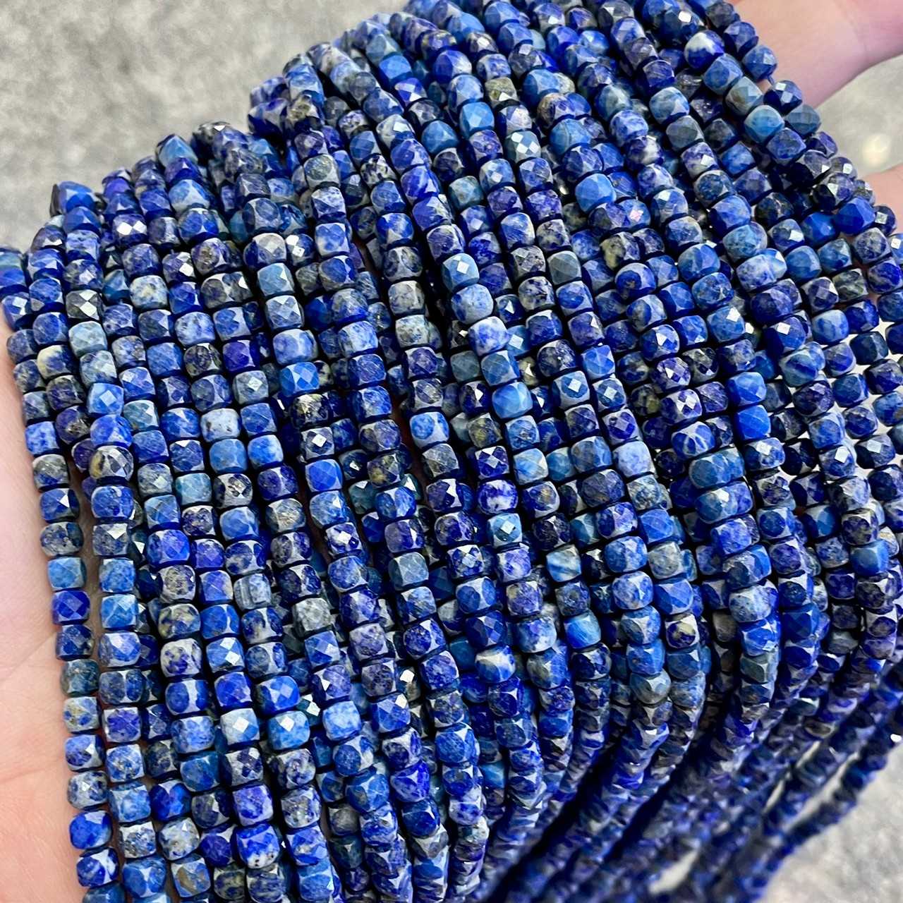ลาพิสลาซูลี (Lapis Lazuli) ทรงลูกบาศก์ ผิวเจียเหลี่ยมเหลี่ยม ขนาด 4x4 mm เส้นยาว