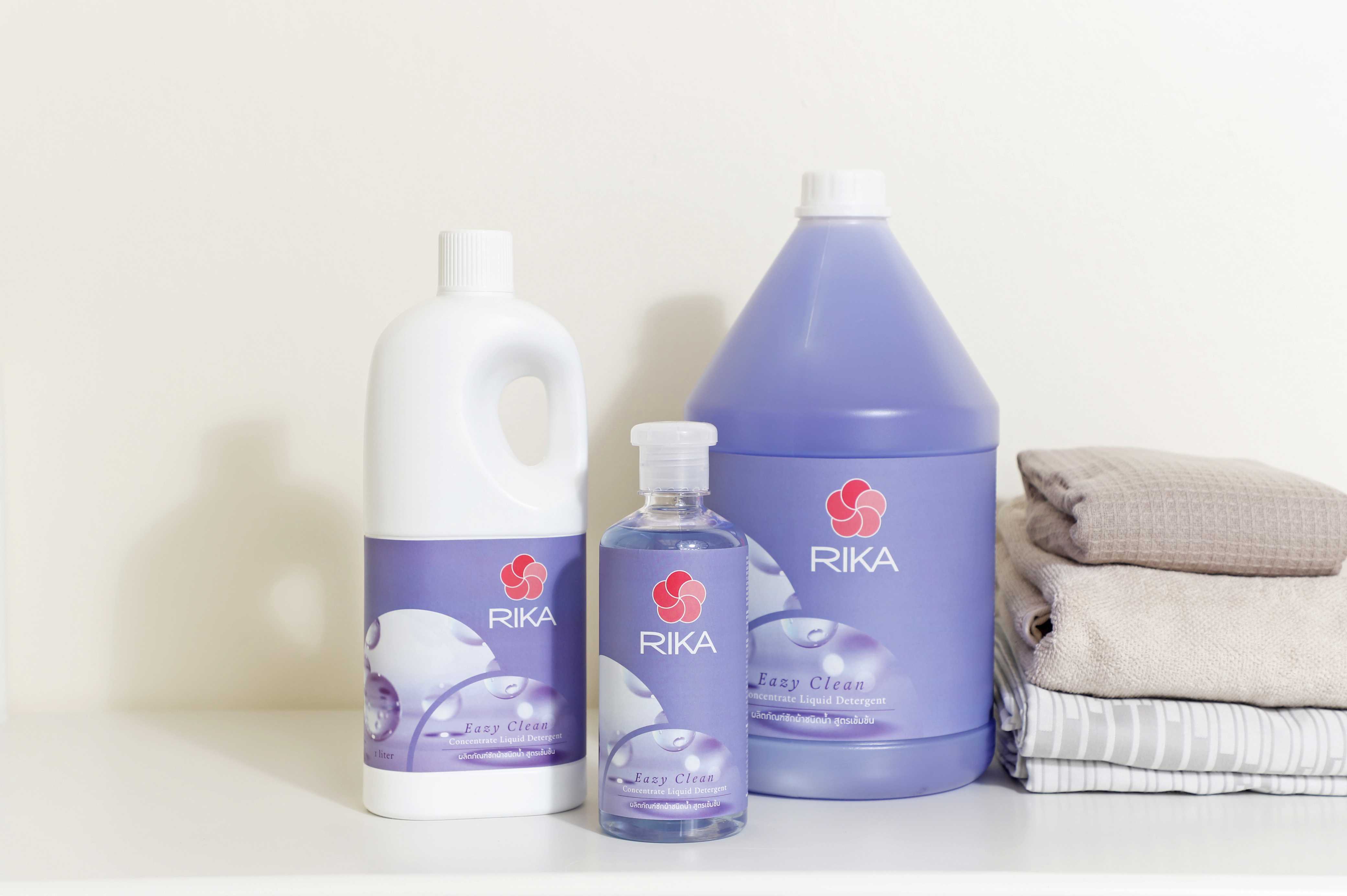 RIKA Eazy Clean 240 มล. ผลิตภัณฑ์ซักผ้าชนิดน้ำ สูตรเข้มข้น กลิ่นหอมอ่อนโยน
