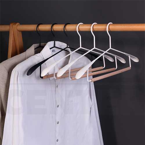 ไม้แขวนเสื้อ ไม้แขวนสูท รักษาทรง ไม้แขวนเสื้อแฟชั่น แพค 5 ชิ้น ( แบบมีบ่า )