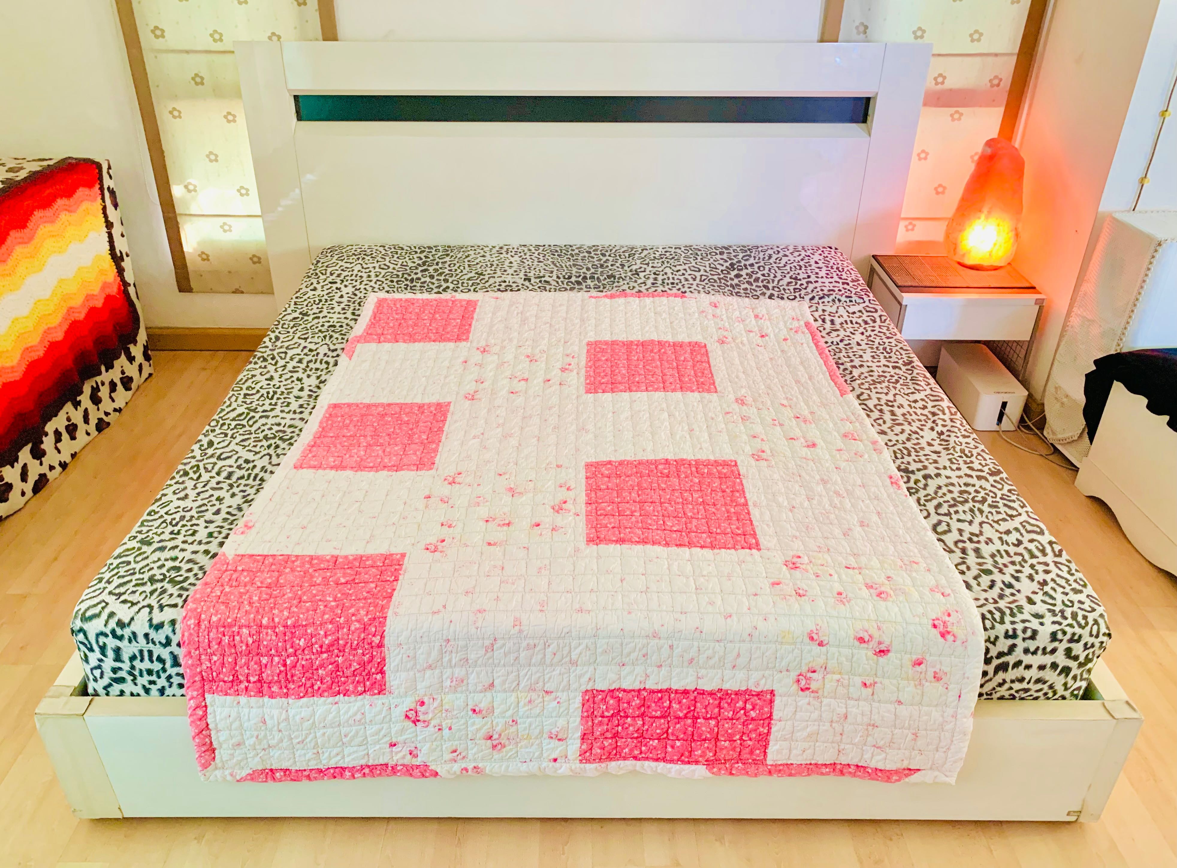 ผ้าปูรองนอน (แบบหนา) ขนาด 4.5ฟุต สีขาวชมพูตารางลายดอกวินเทจ มือสองสภาพดี สินค้าญี่ปุ่น-เกาหลีแท้