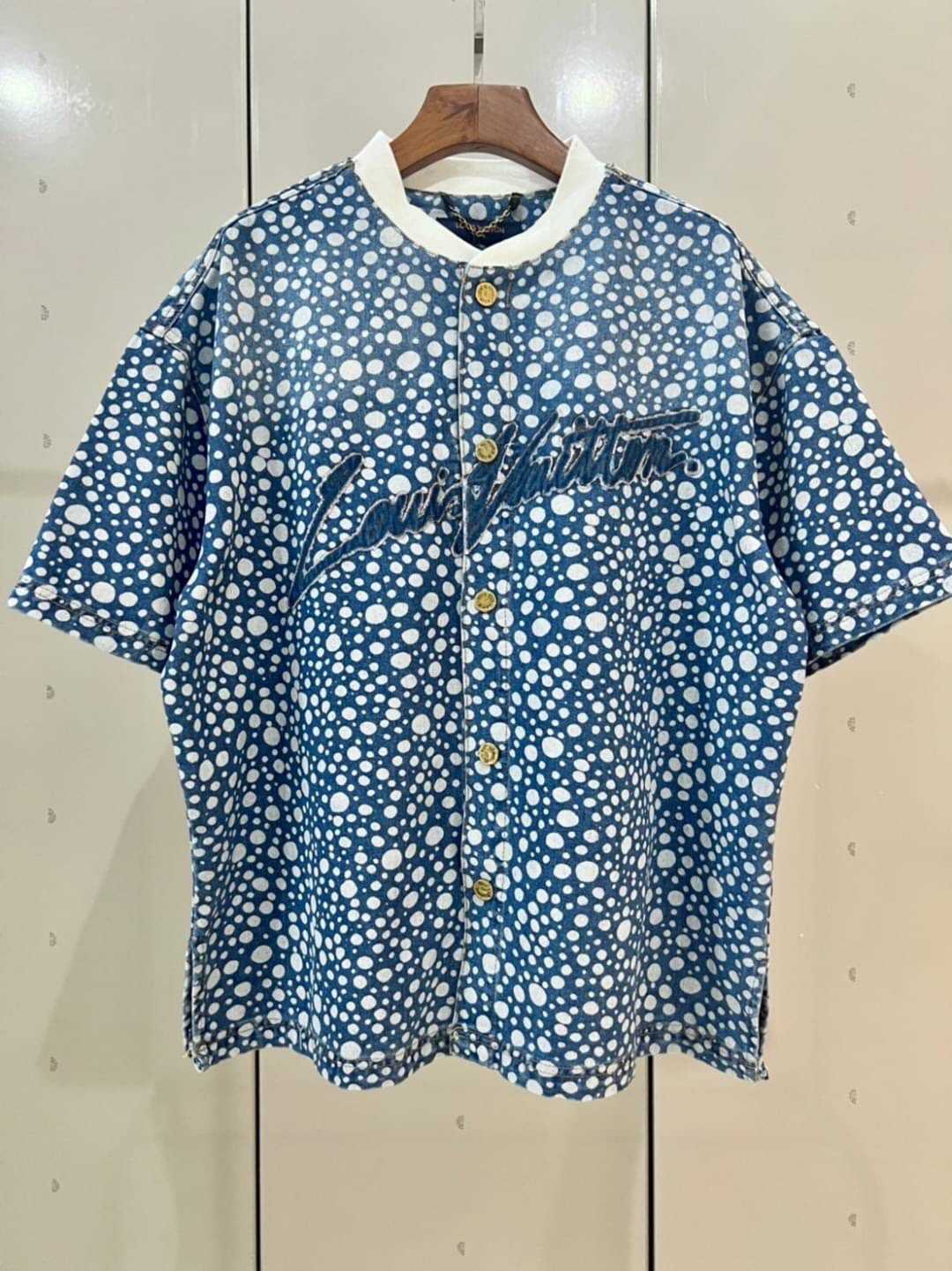 LOUIS VUITTON LV X YK INFINITY DOTS DENIM PRINTED SHORT SLEEVE SHIRT เสื้อเชิ้ตยีนส์หลุยส์วิตตอง