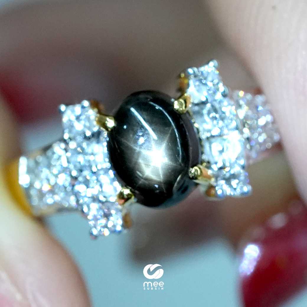 แหวนพลอยแบล็คสตาร์ (Black Star sapphire) ล้อมเพชร 0.30 กะรัต น้ำ 96 ตัวเรือนทองคำ 18k [RG230050]