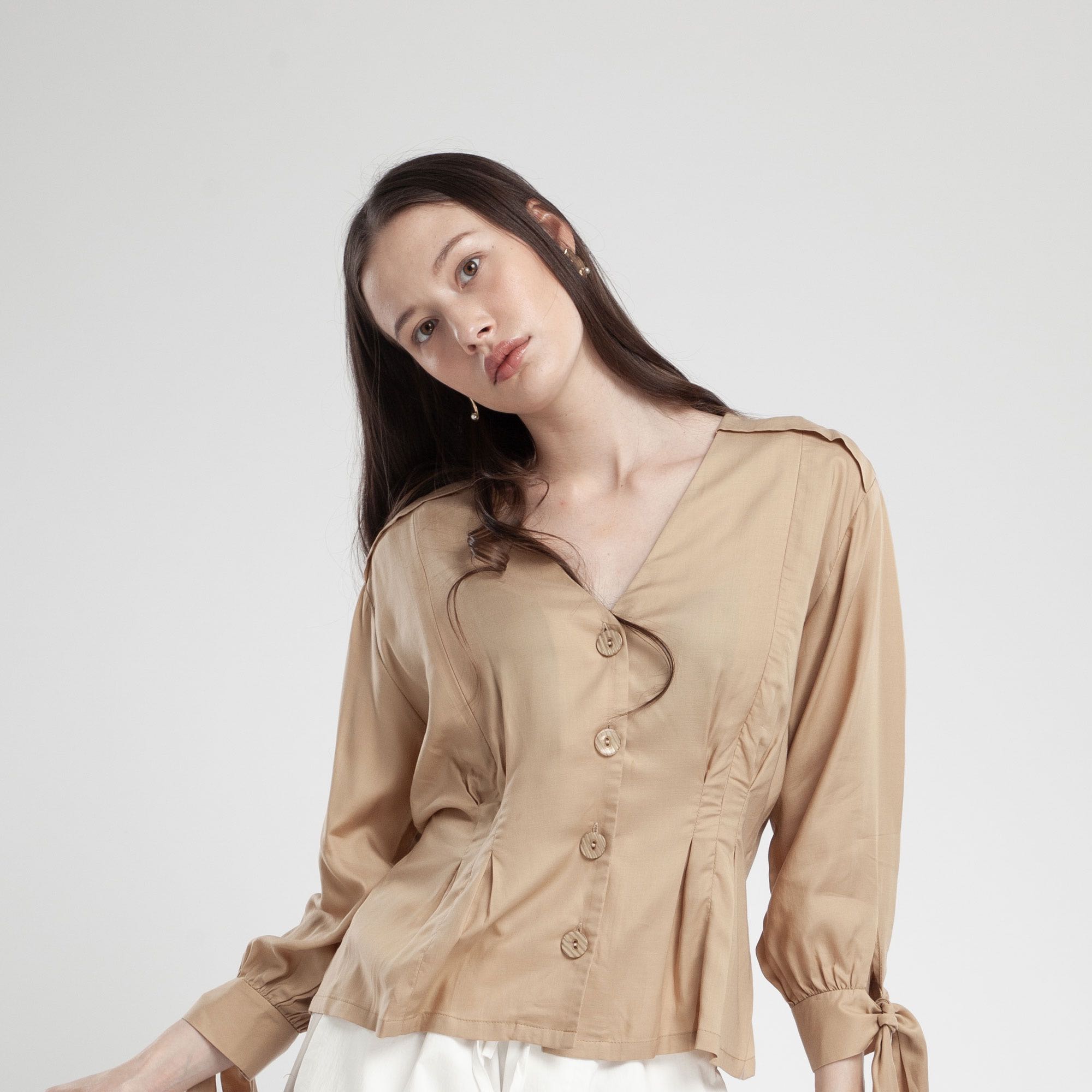 QueenCows เสื้อให้นม Linda V Top (Beige)