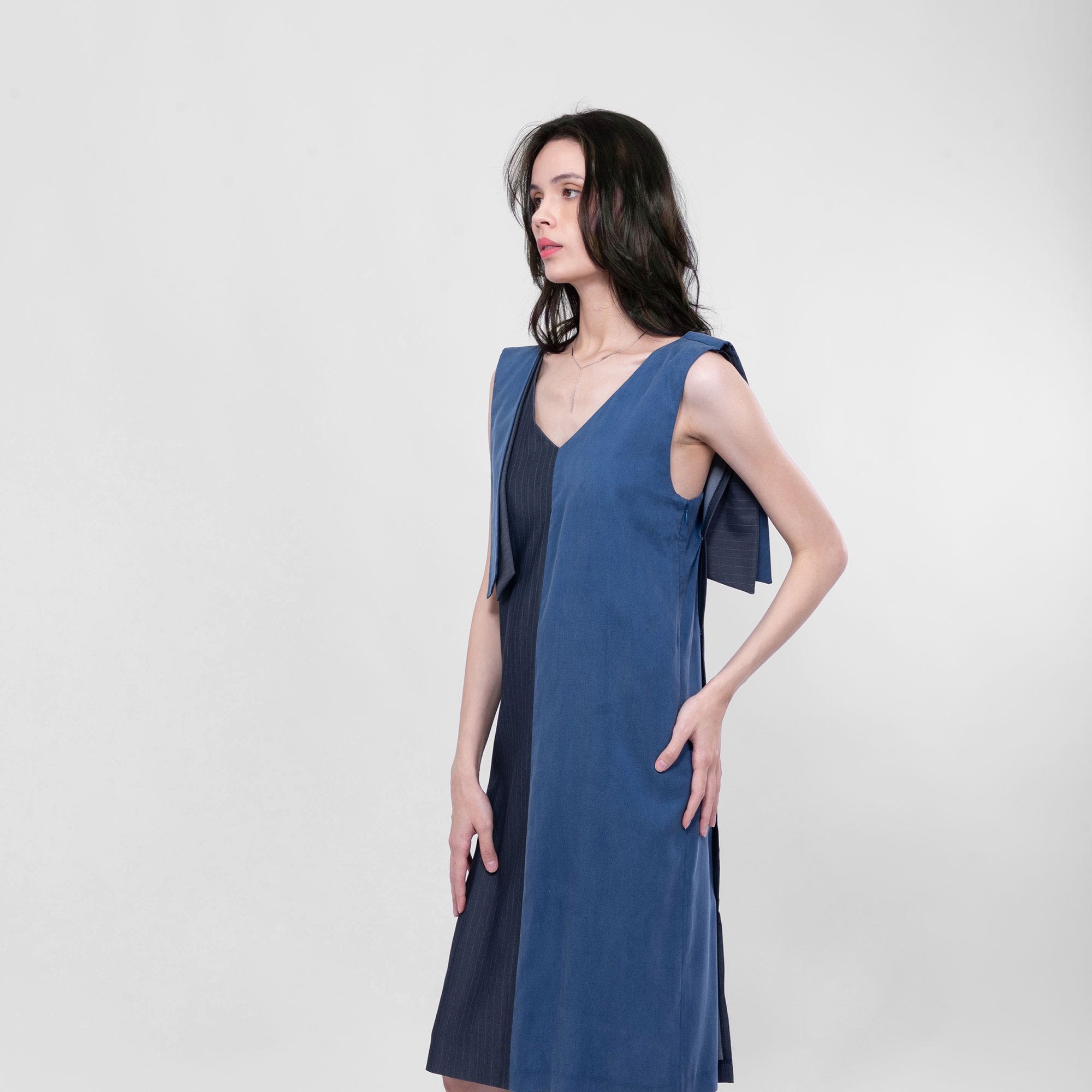 QueenCows ชุดให้นม Gia Tie Shoulder Dress (Navy)