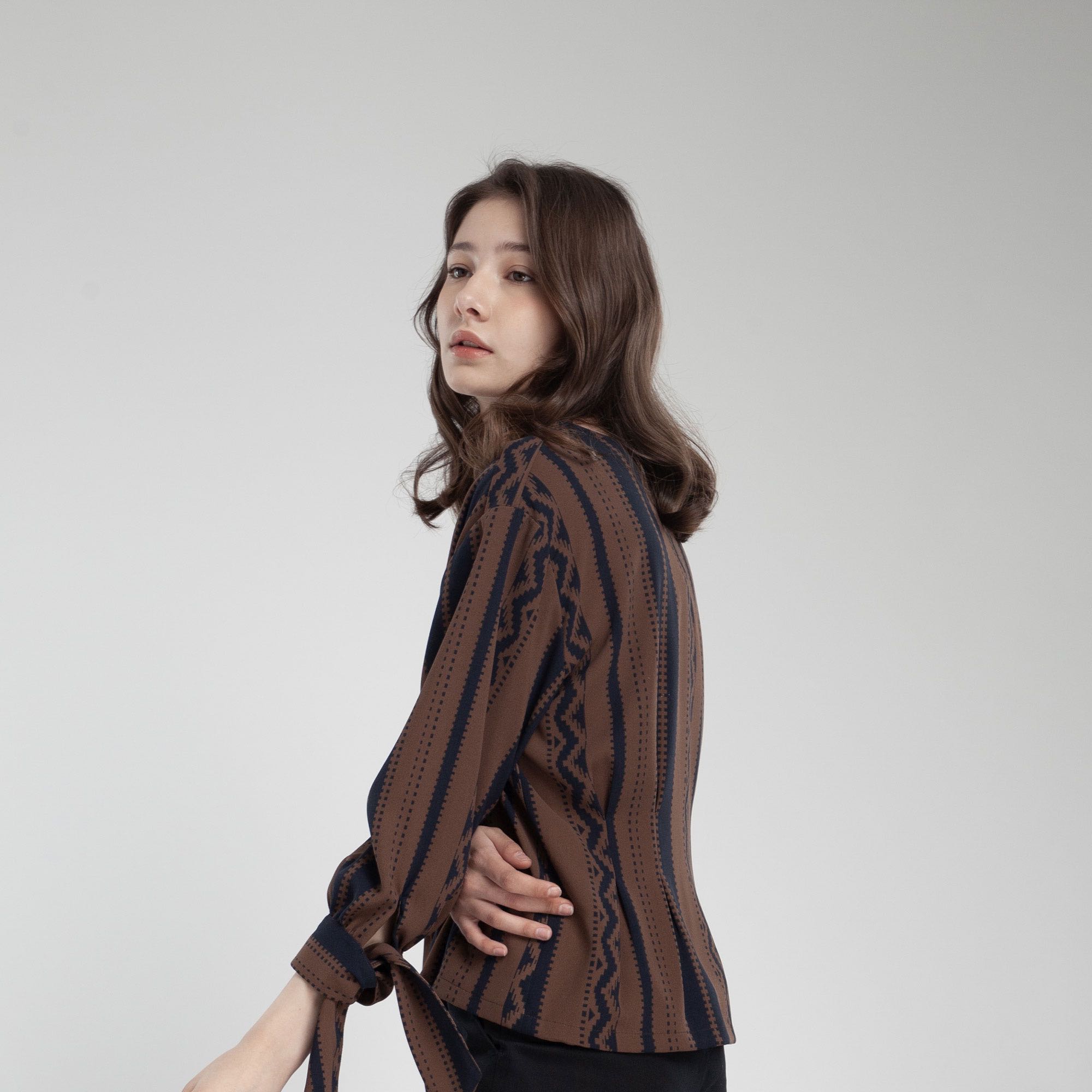 QueenCows เสื้อให้นม Penma V Top (Brown)
