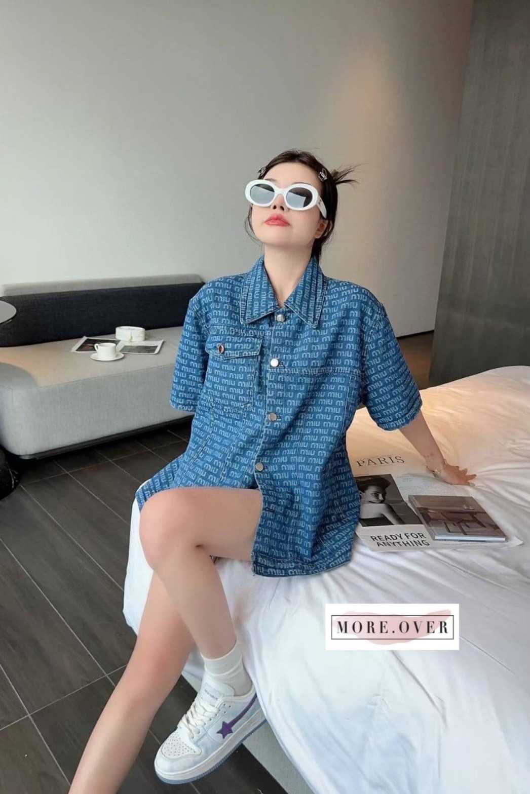 Set เสื้อยืดแขนสั้นคอปก + กางเกงยีนขาสั้นทอลายชื่อแบรนด์ทั้งตัว MIU MIU