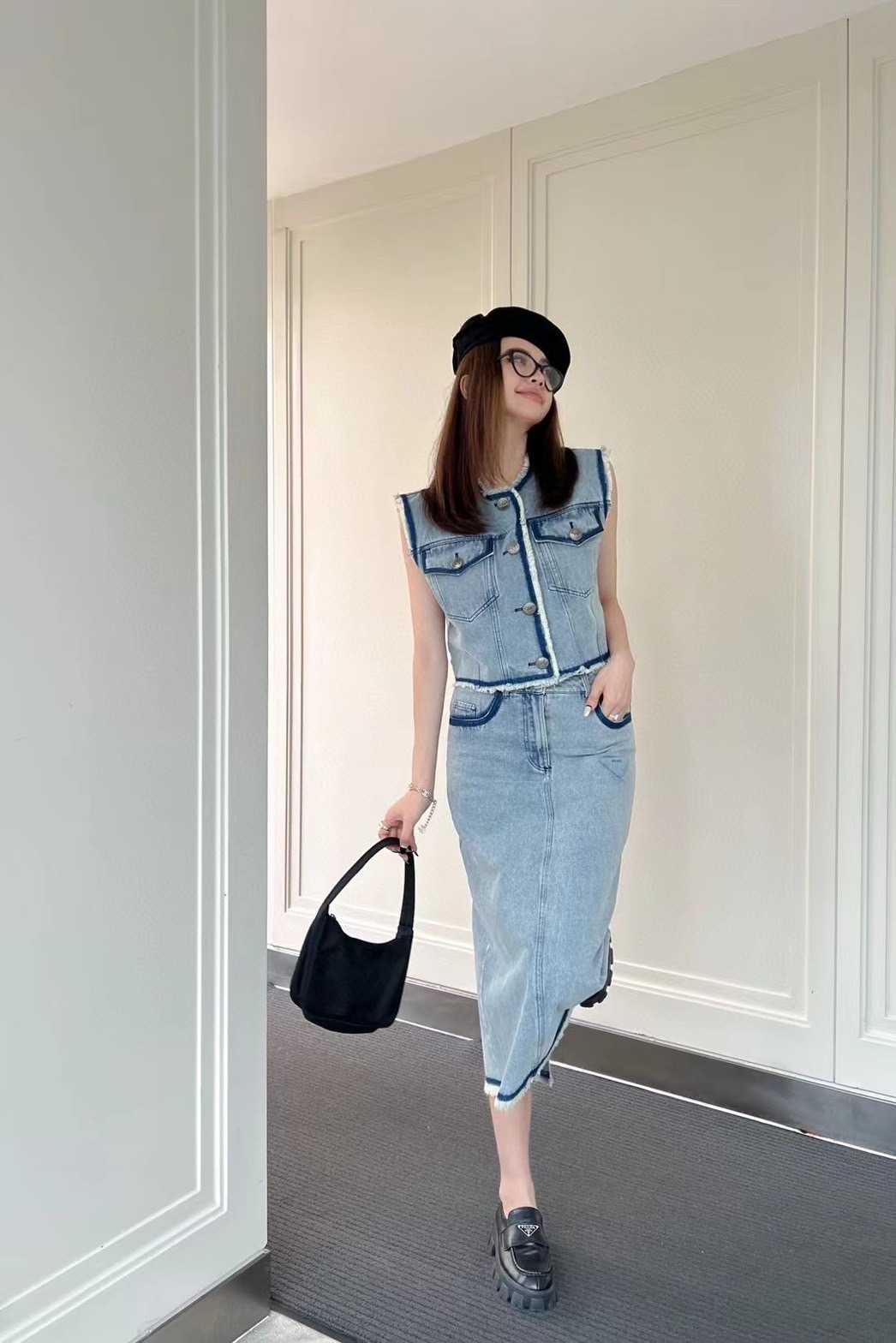 Set เสื้อยีนแขนกุด + กระโปรงยาวทรงสอบด้านหลังลายชื่อแบรนด์ PRADA