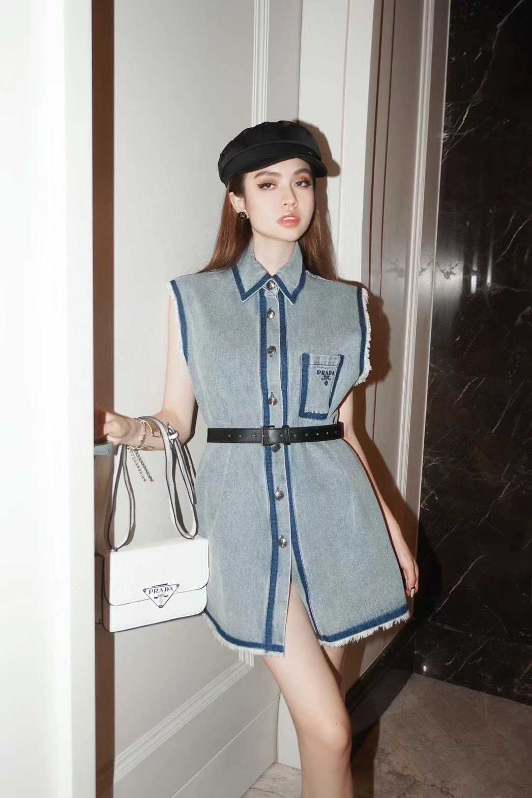 เดรสยีนแขนกุดด้านหลังลายชื่อแบรนด์ PRADA มาพร้อมเข็มขัดหนังสีดำ