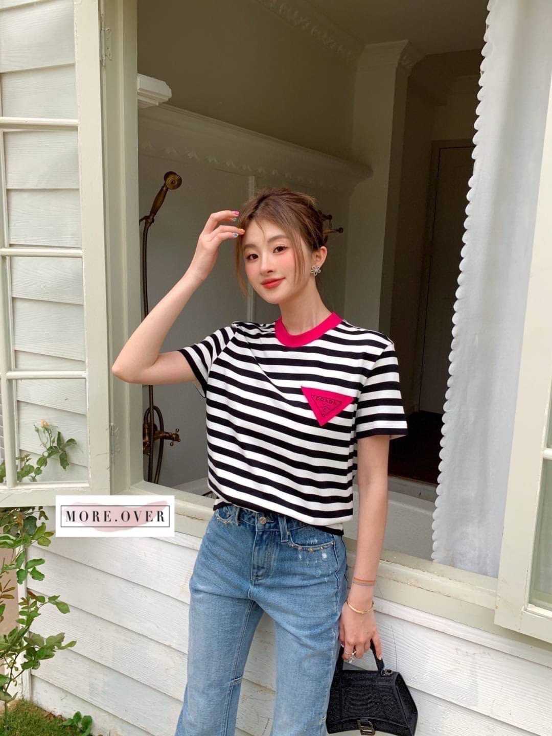 เสื้อยืดแขนสั้นลายขวางสีดำกุ๊นขอบสีชมพูแต่งโลโก้แบรนด์ PRADA