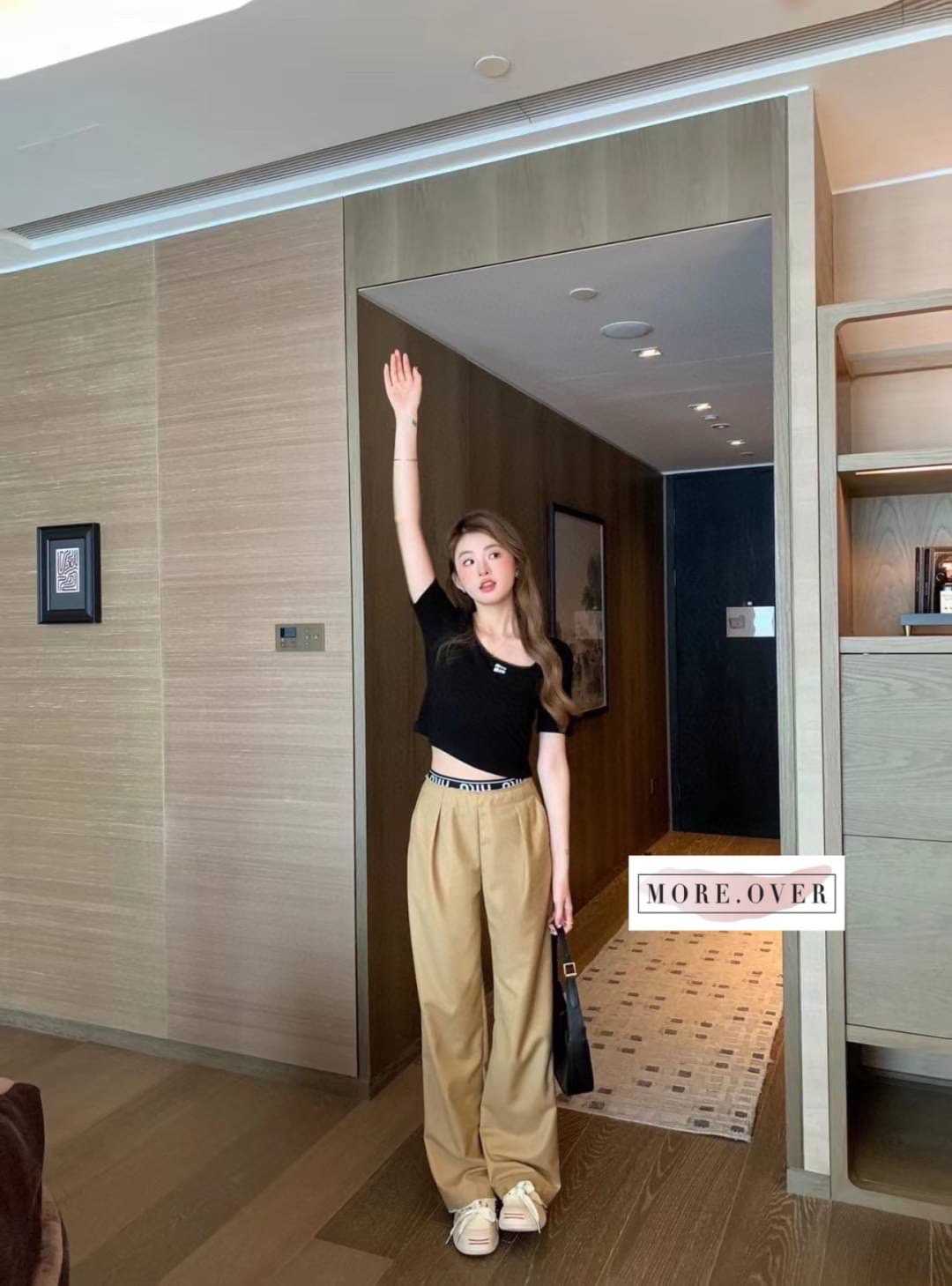 กางเกงขายาวสีน้ำตาลขอบเอวยืดสีดำชื่อแบรนด์ MIU MIU