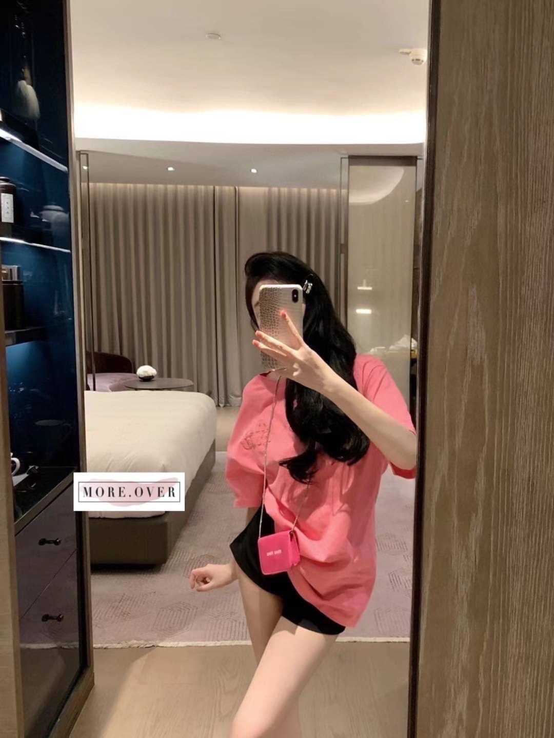 เสื้อยืดแขนสั้นสีชมพูหวาน มาพร้อมกระเป๋าใบจิ้วสีชมพู MIU MIU