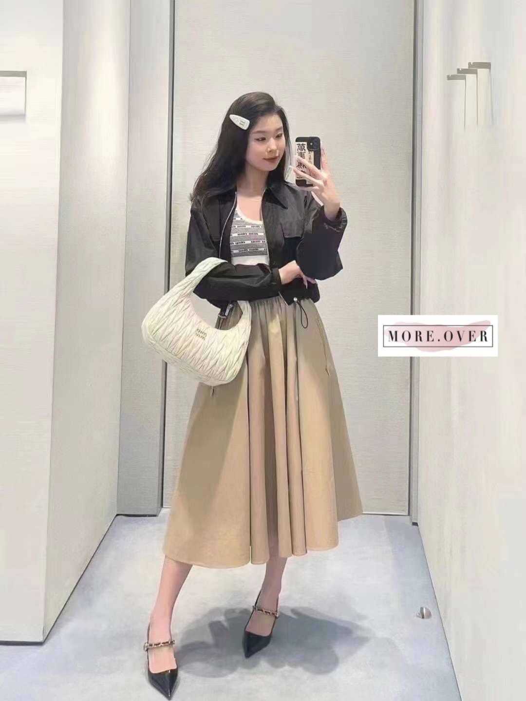 กระโปรงบานยาวเอวยืดช่วงเอวลายชื่อแบรนด์ MIU MIU