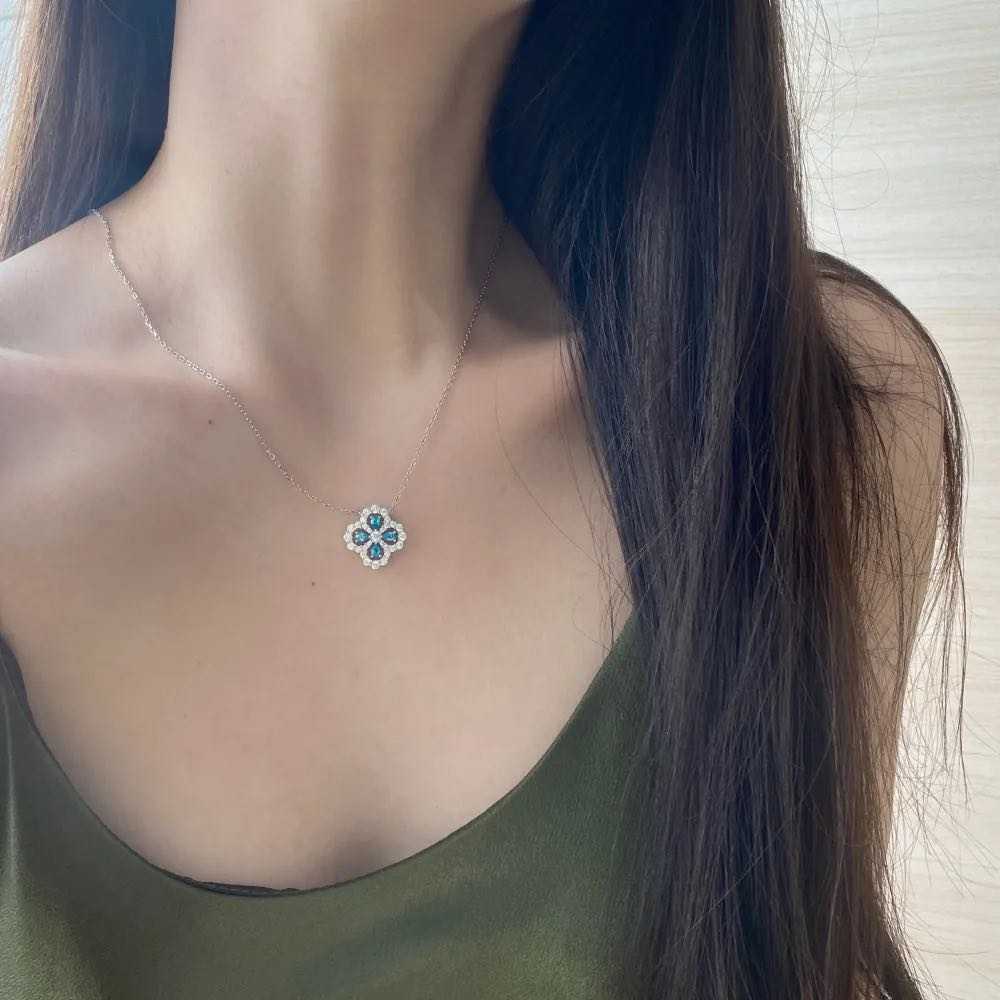 Blue sapphire pendant