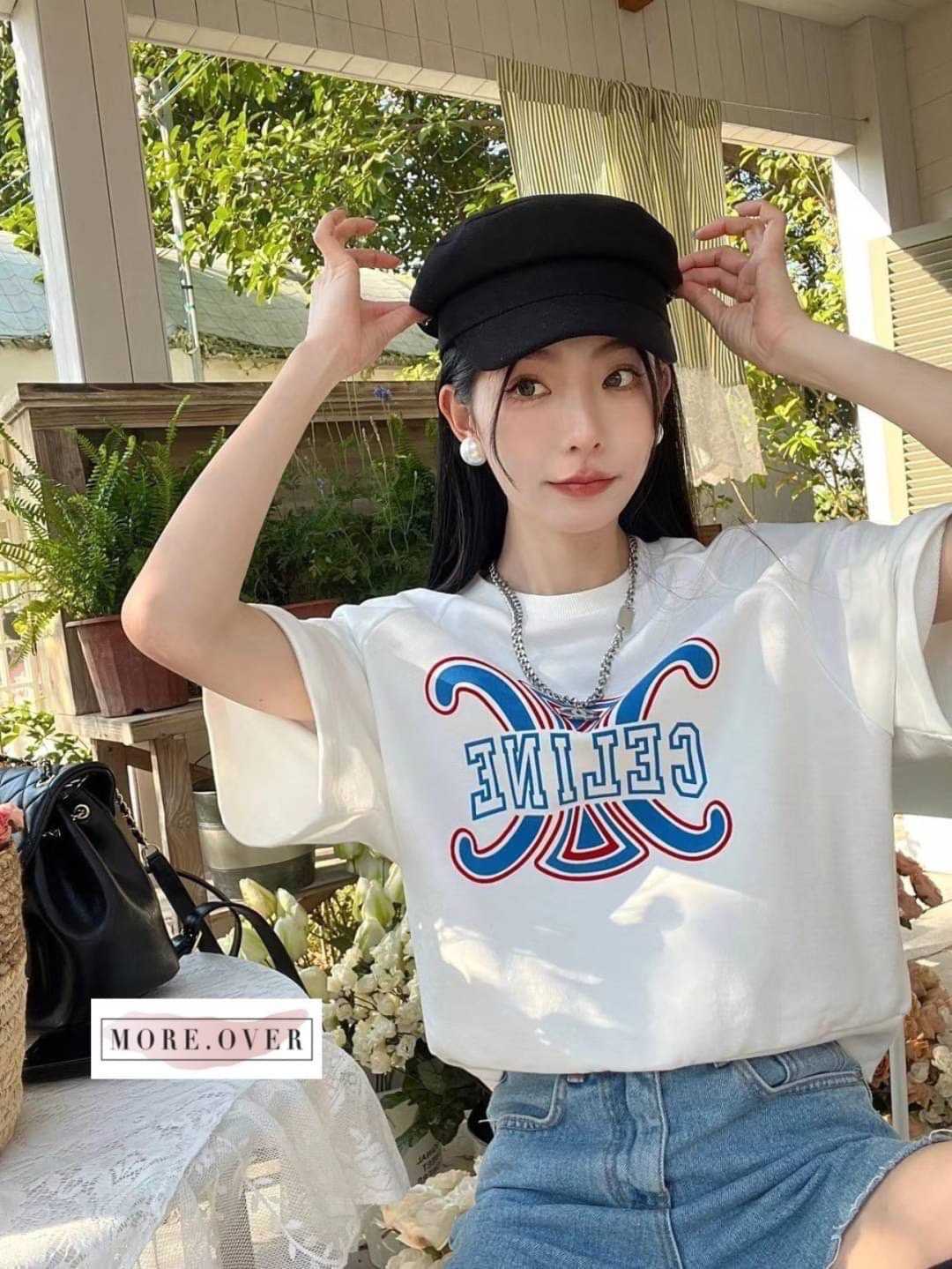 เสื้อแขนสั้นสีขาวแต่งโลโก้แบรนด์สีฟ้า CELINE