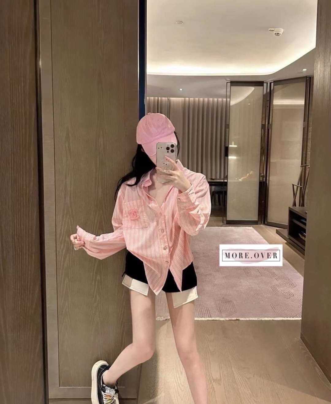 เสื้อเชิตแขนยาวลายทางสีชมพูหวานแต่งโลโก้แบรนด์ทั้งด้านหลังและหลัง CHANEL