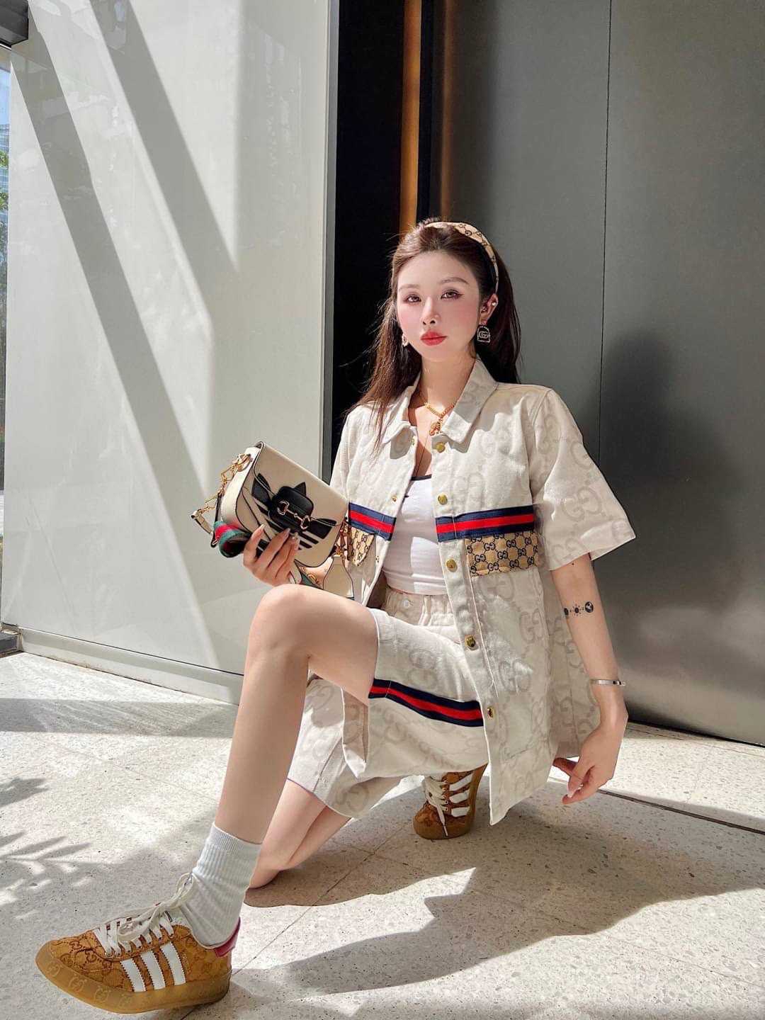 Set เสื้อคอปกแขนสั้นลายโลโก้แบรนด์ทั้งตัว + กางเกงขาสั้นเอวยืด GUCCI