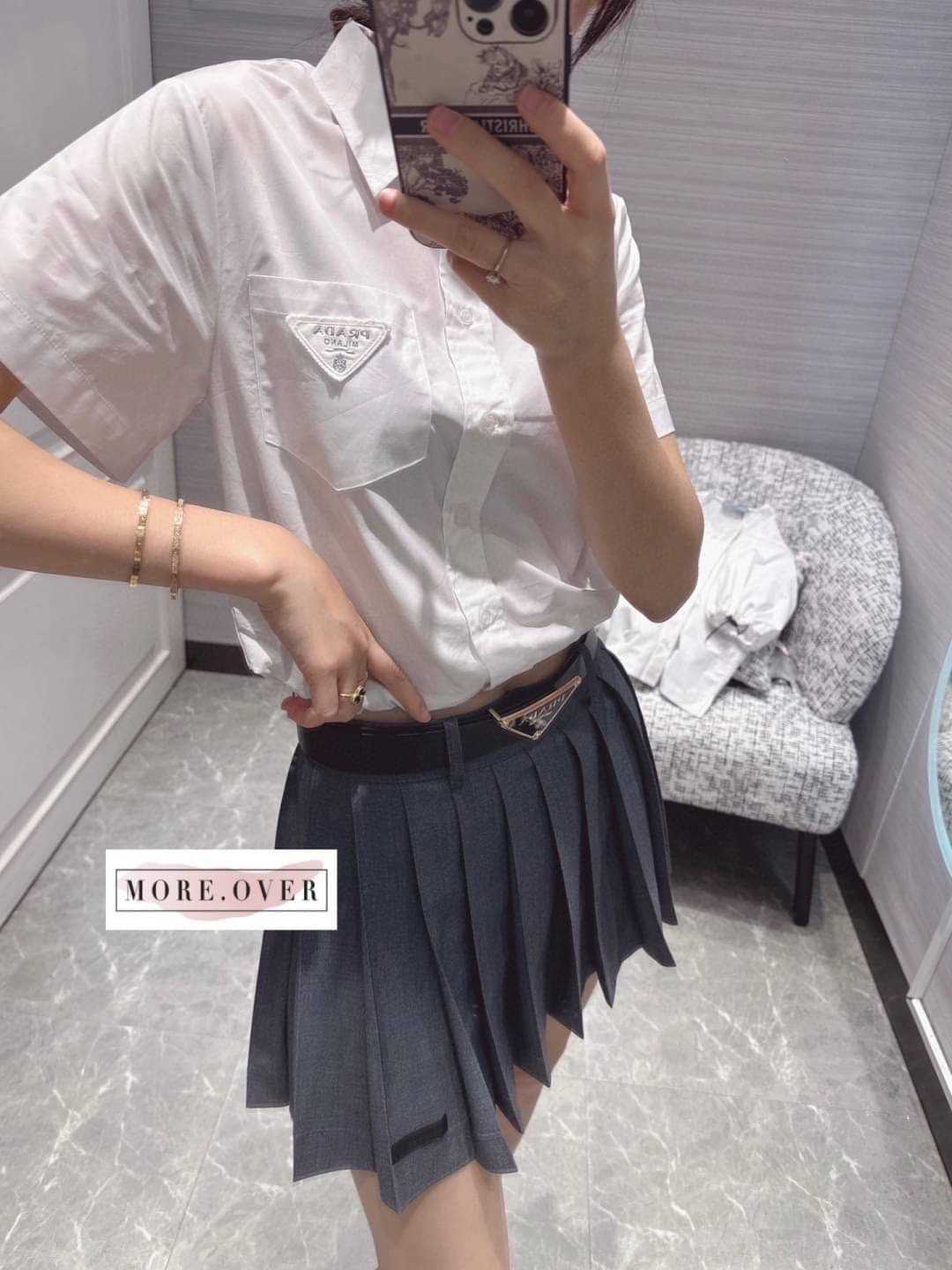 เสื้อเชิตสีขาวแขนสั้นแต่งโลโก้แบรนด์ PRADA