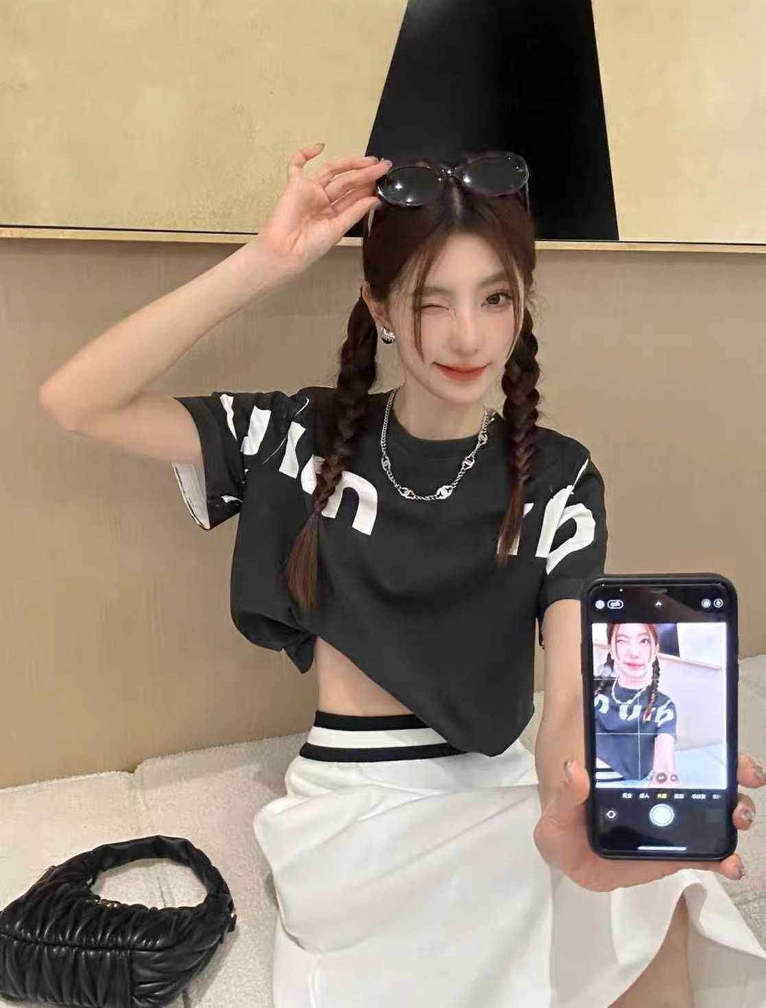 เสื้อคอปแขนสั้นลายชื่อแบรนด์ MIU MIU