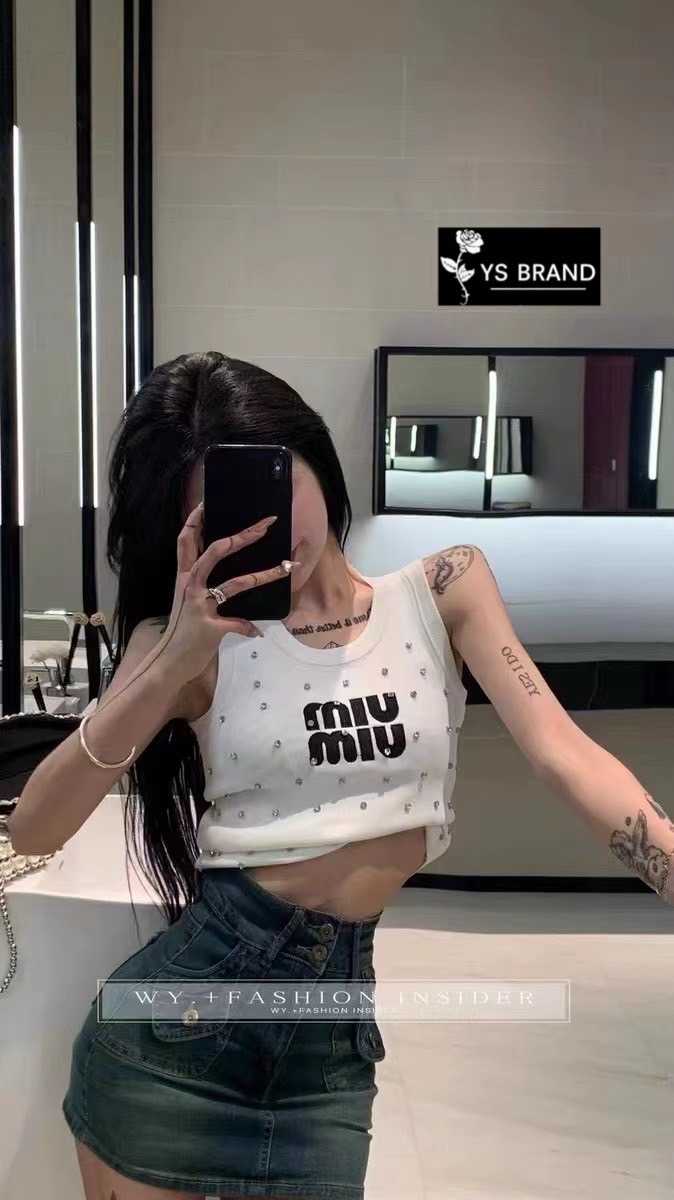 เสื้อไหมพรมแขนกุด MIUMIU