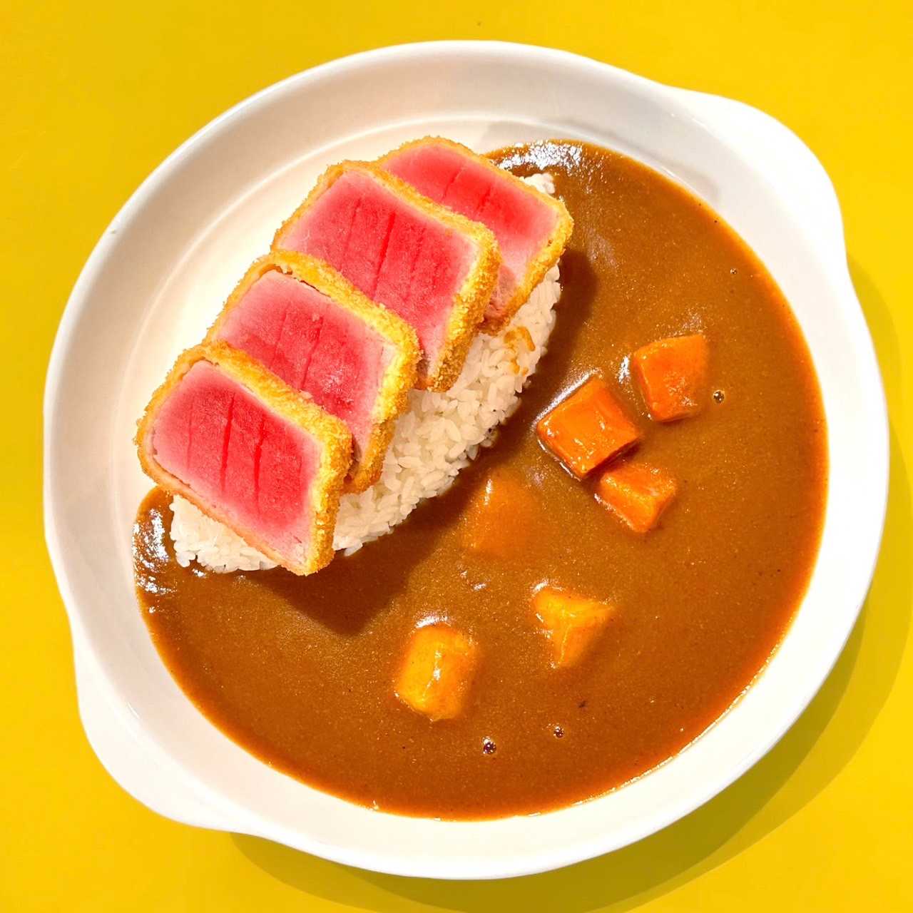 ข้าวแกงกะหรี่หน้าทูน่าคัตสึ