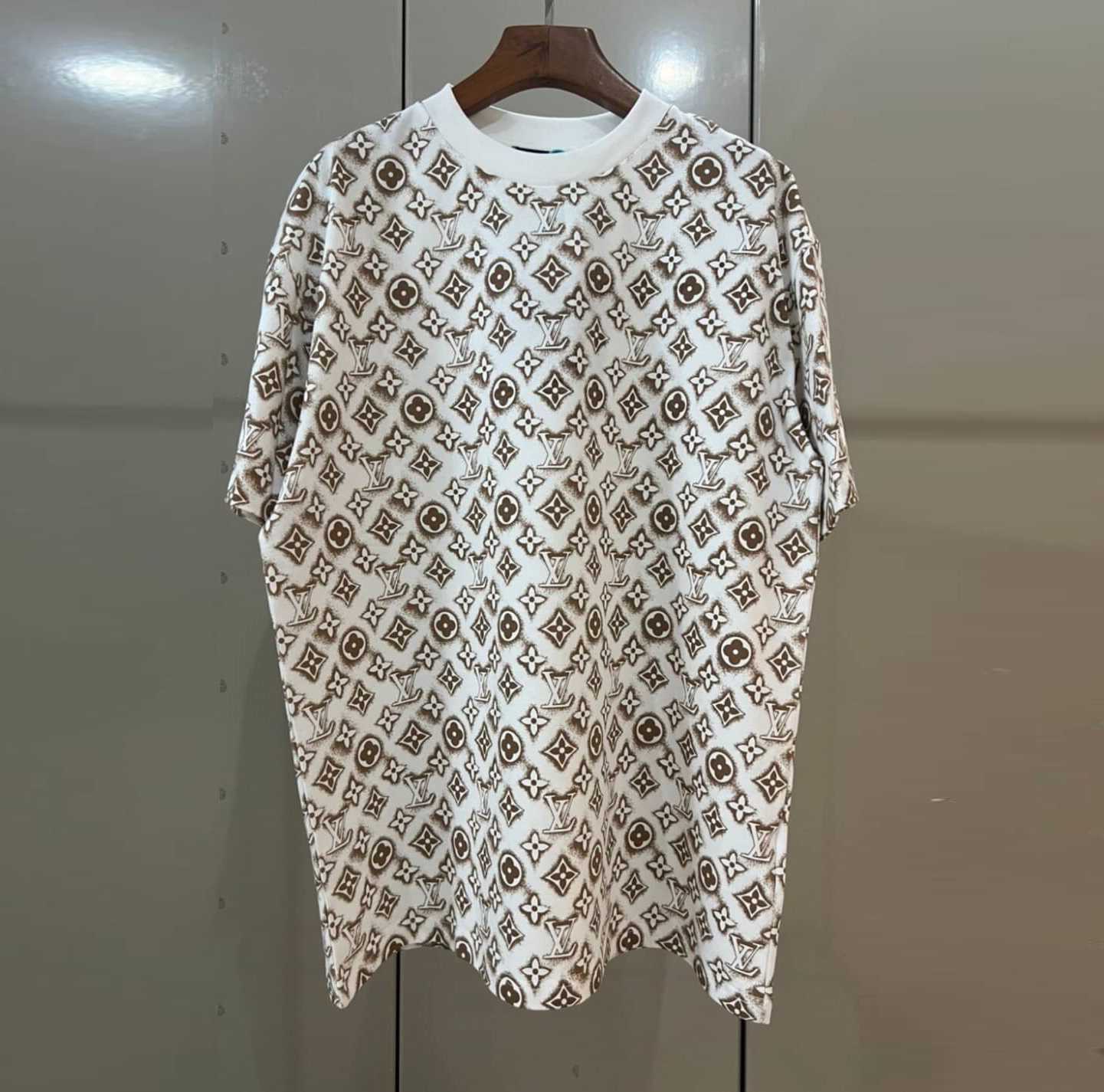 LOUIS VUITTON MONOGRAM COTTON WHITE SAND/NAVY T-SHIRT เสื้อยืดหลุยส์วิตตอง สกรีนตัวหนังสือแอลวี