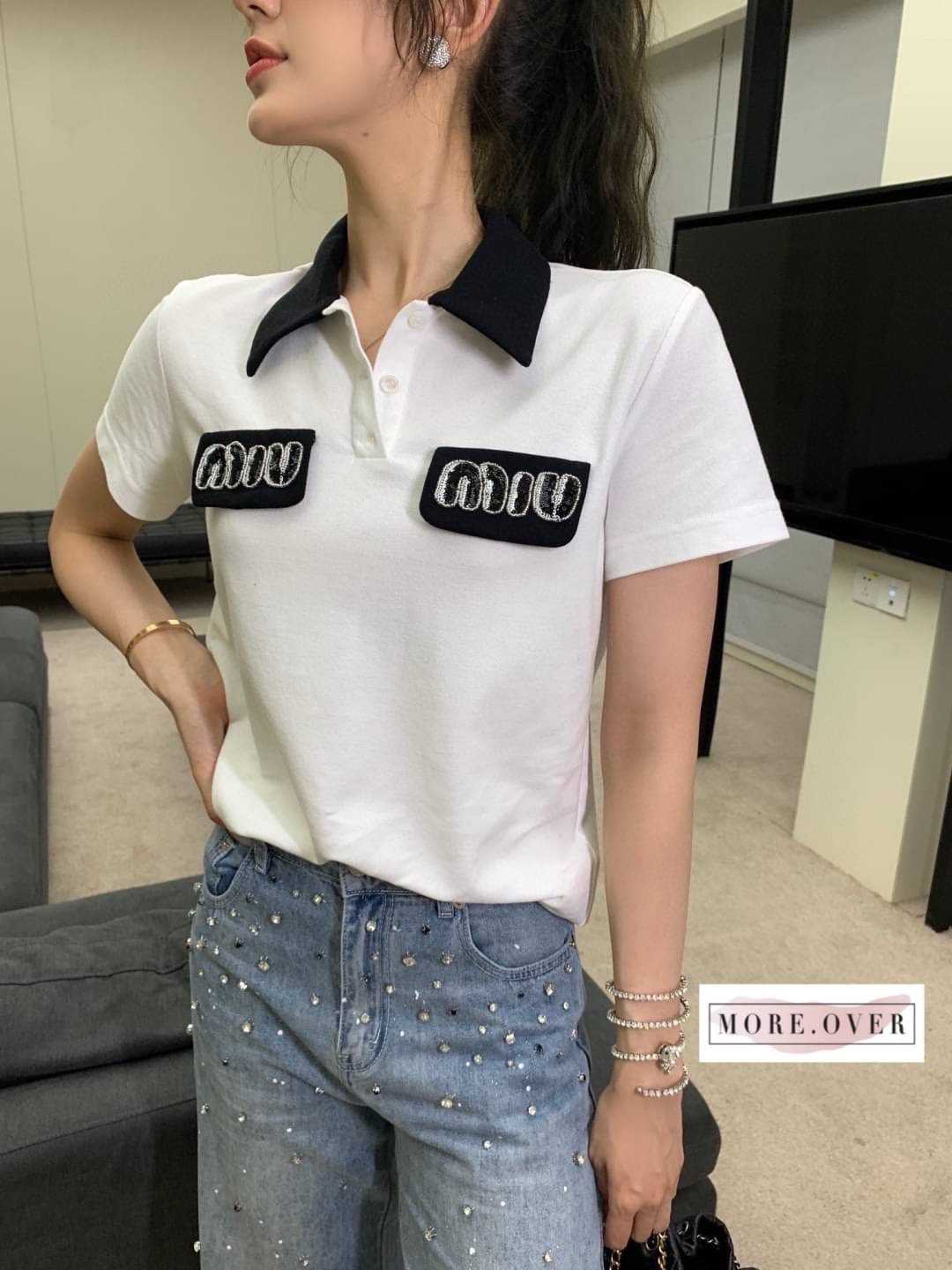 เสื้อคอปกดำแขนสั้นแต่งชื่อแบรนด์วิ้งๆ MIU MIU