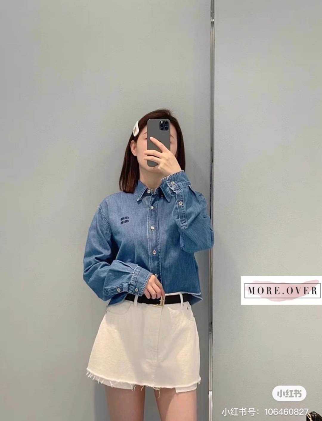 เสื้อยืดแขนยาวสียีนเข้มช่วงอกปักชื่อแบรนด์ MIU MIU