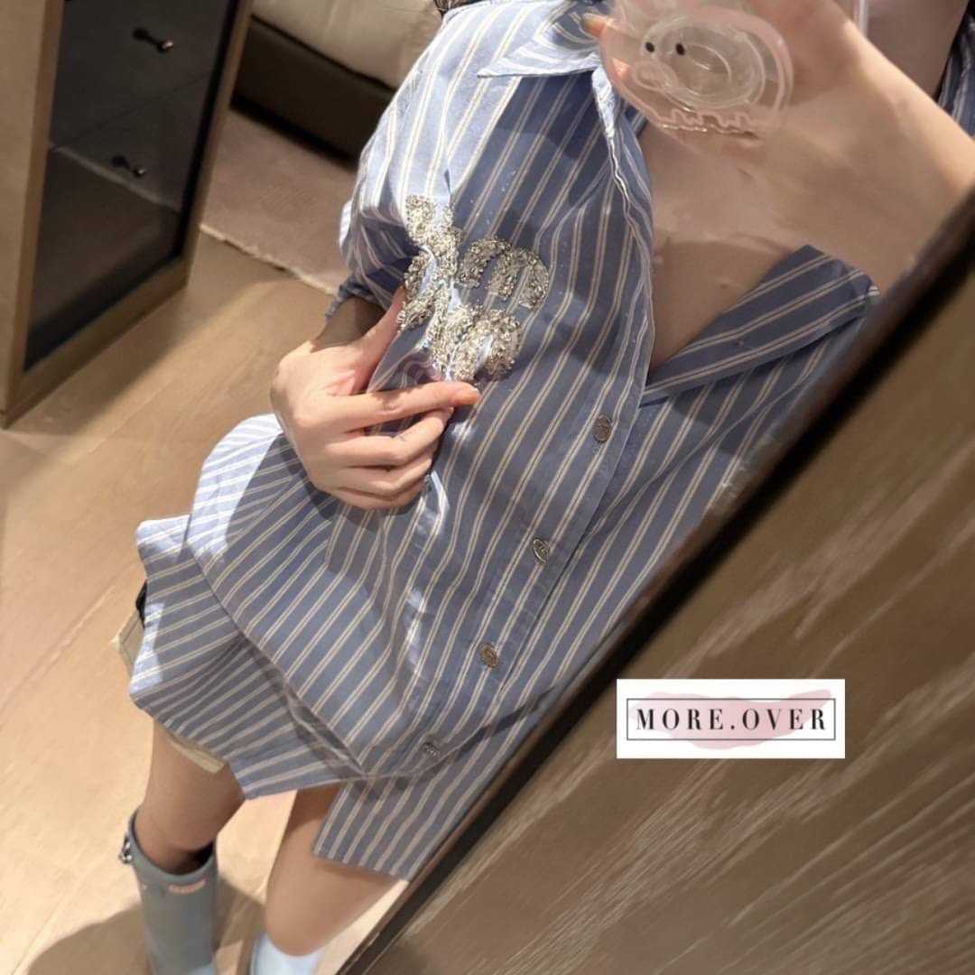 เสื้อเชิตแขนยาวลายทางสีฟ้าแต่งชื่อแบรนด์วิ้งๆ MIU MIU