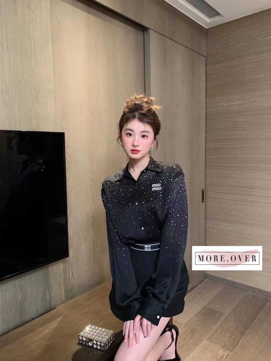 เสื้อเชิตแขนยาวเนื้อผ้าซาตินสีดำแต่งเพชรวิ้งๆทั้งตัวหน้าหลัง MIU MIU