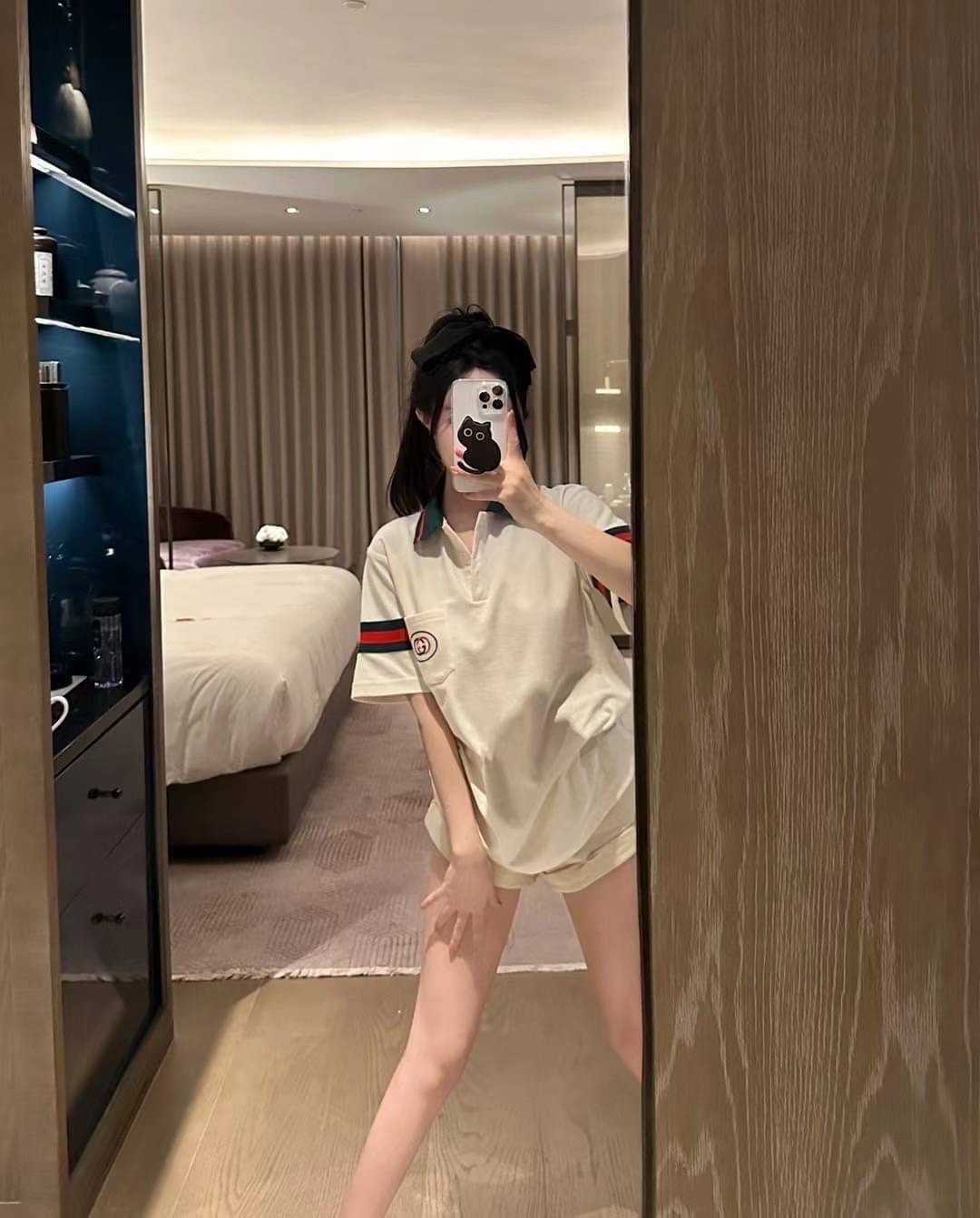 เสื้อแขนสั้นโบโล แต่งแถบเขียวแดงที่แขนด้านหลังชื่อแบรนด์วิ้งๆ GUCCI