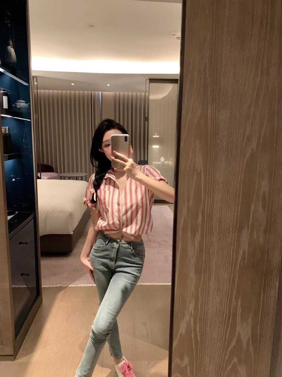 เสื้อเชิตแขนสั้นลายทางสีแดง ด้านหลังแต่งชื่อแบรนด์วิ้งๆ MIU MIU